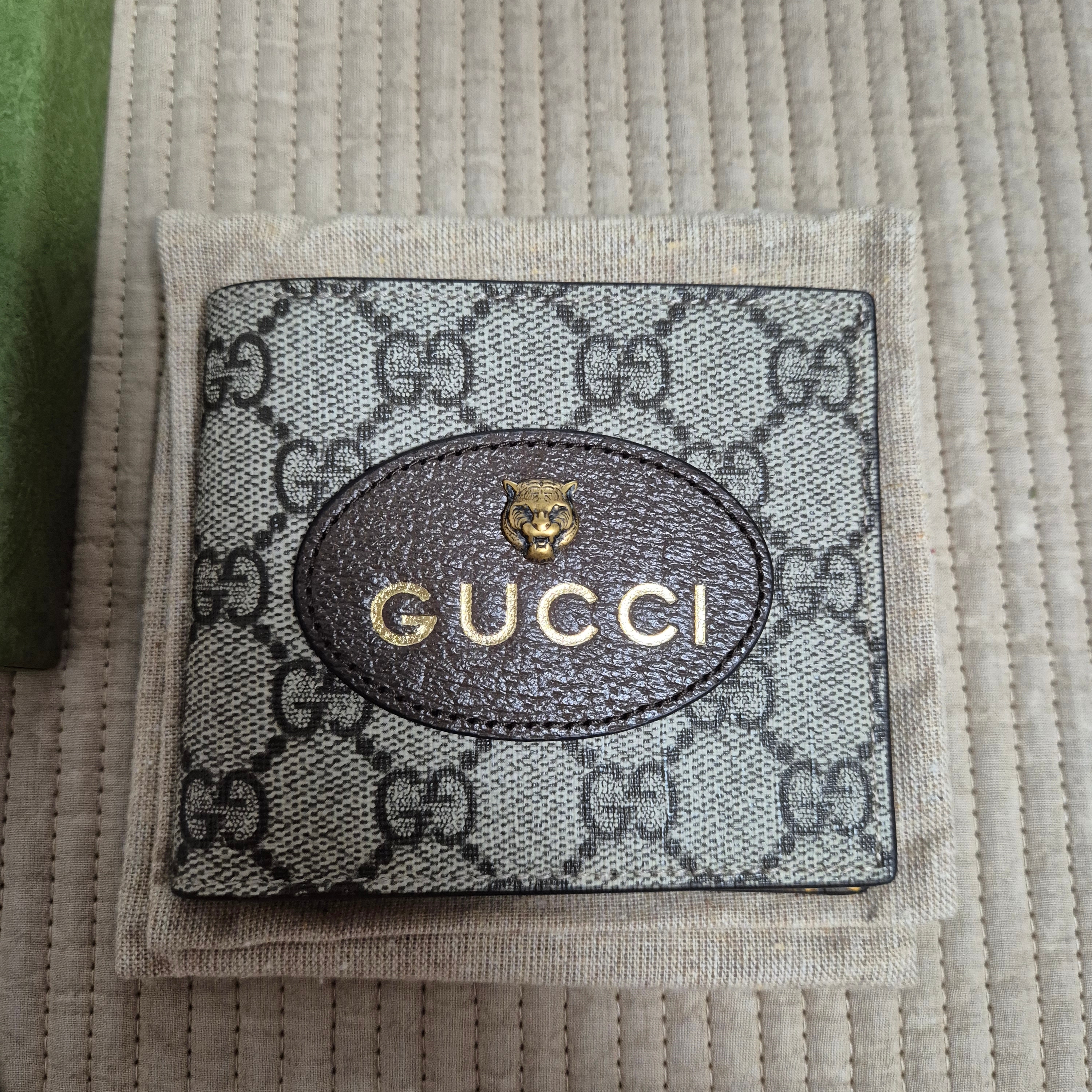 Gucci Neo Vintage GG Supreme Wallet Beige Ebony 착용 스타일 - 1