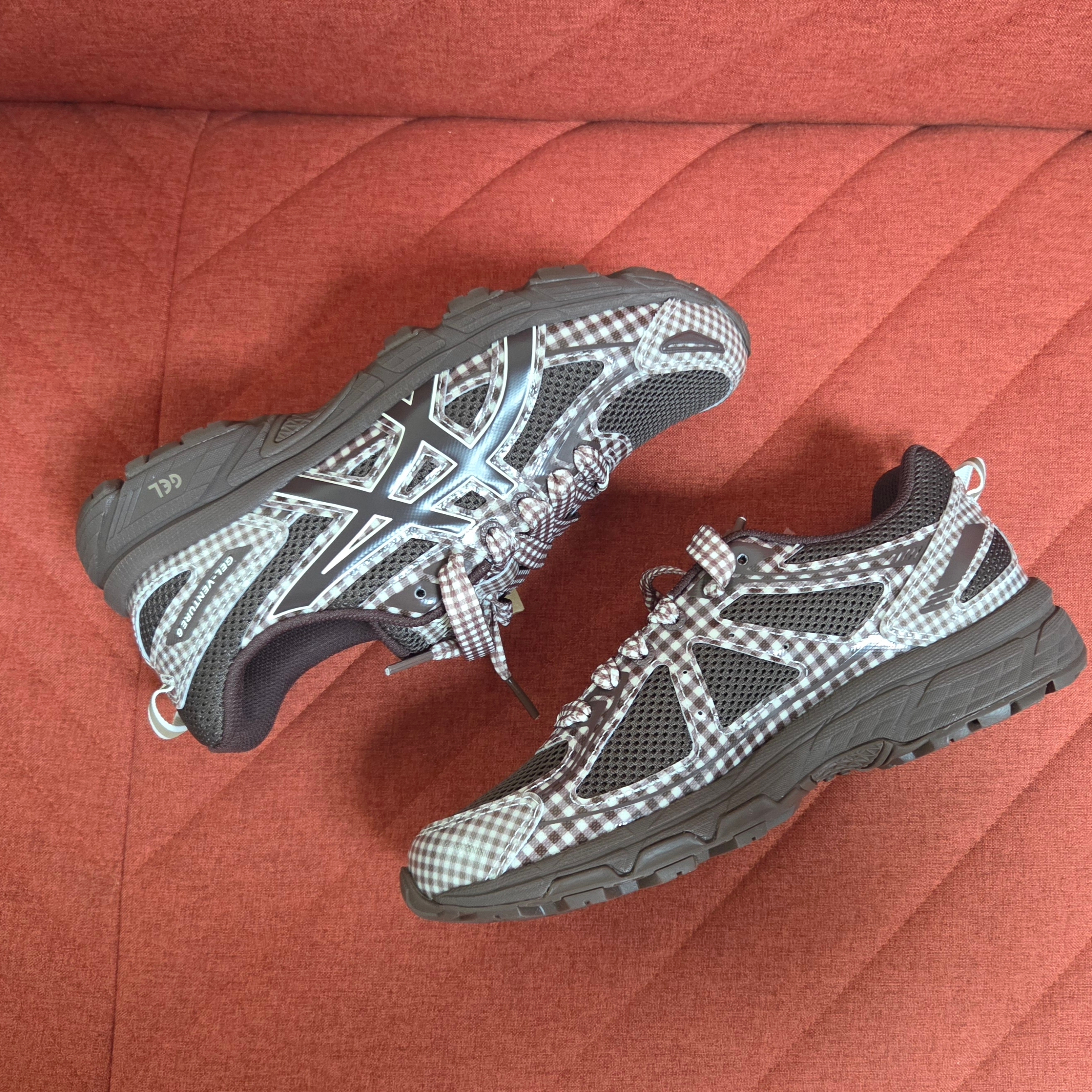 Asics x Story mfg. Gel-Venture 6 Reddish Brown 착용 스타일 - 1