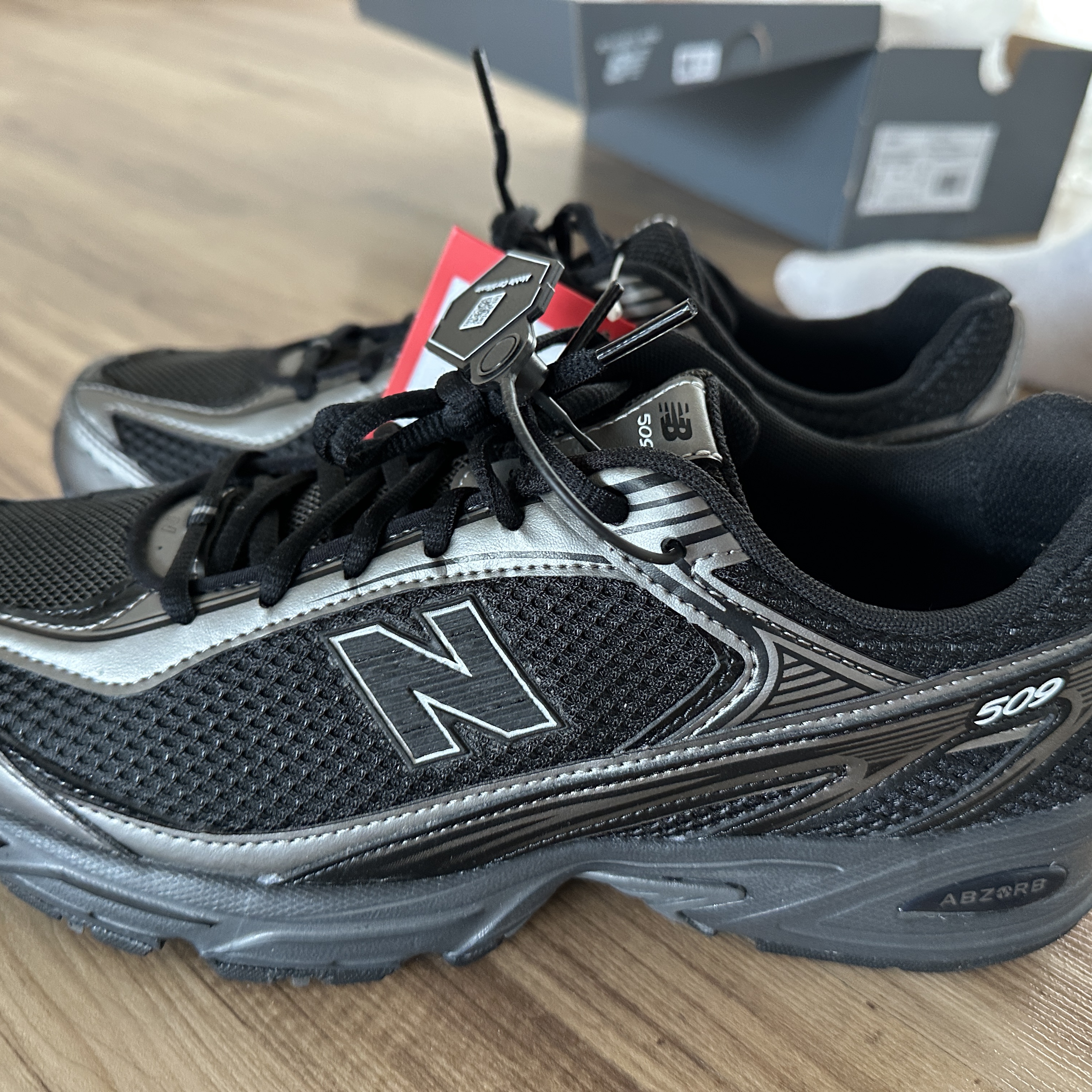 New Balance 509 Black 착용 스타일 - 2