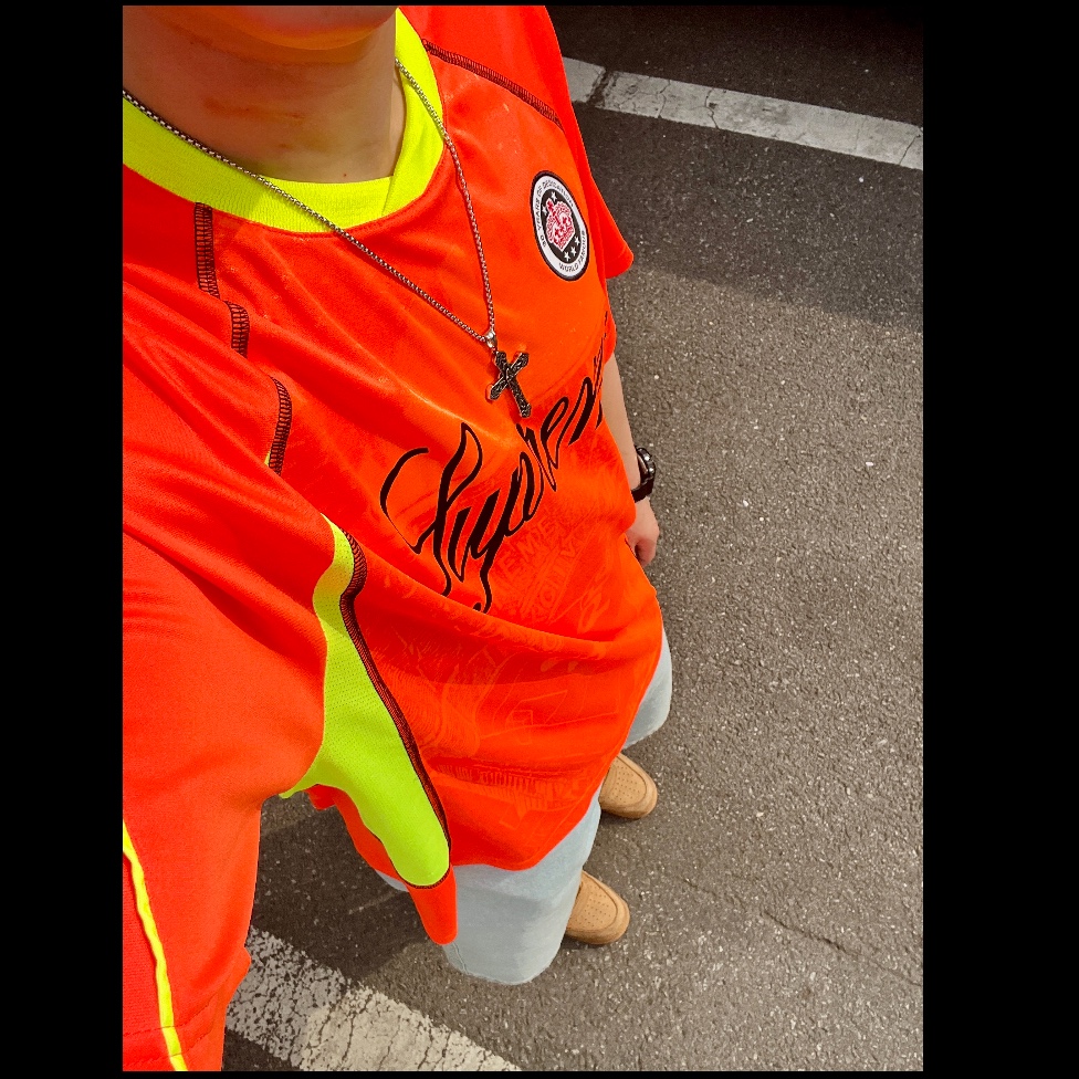 Supreme Jacquard Soccer Jersey Orange - 24SS, Supreme Baggy Denim Short Washed Indigo - 24SS 착용 스타일