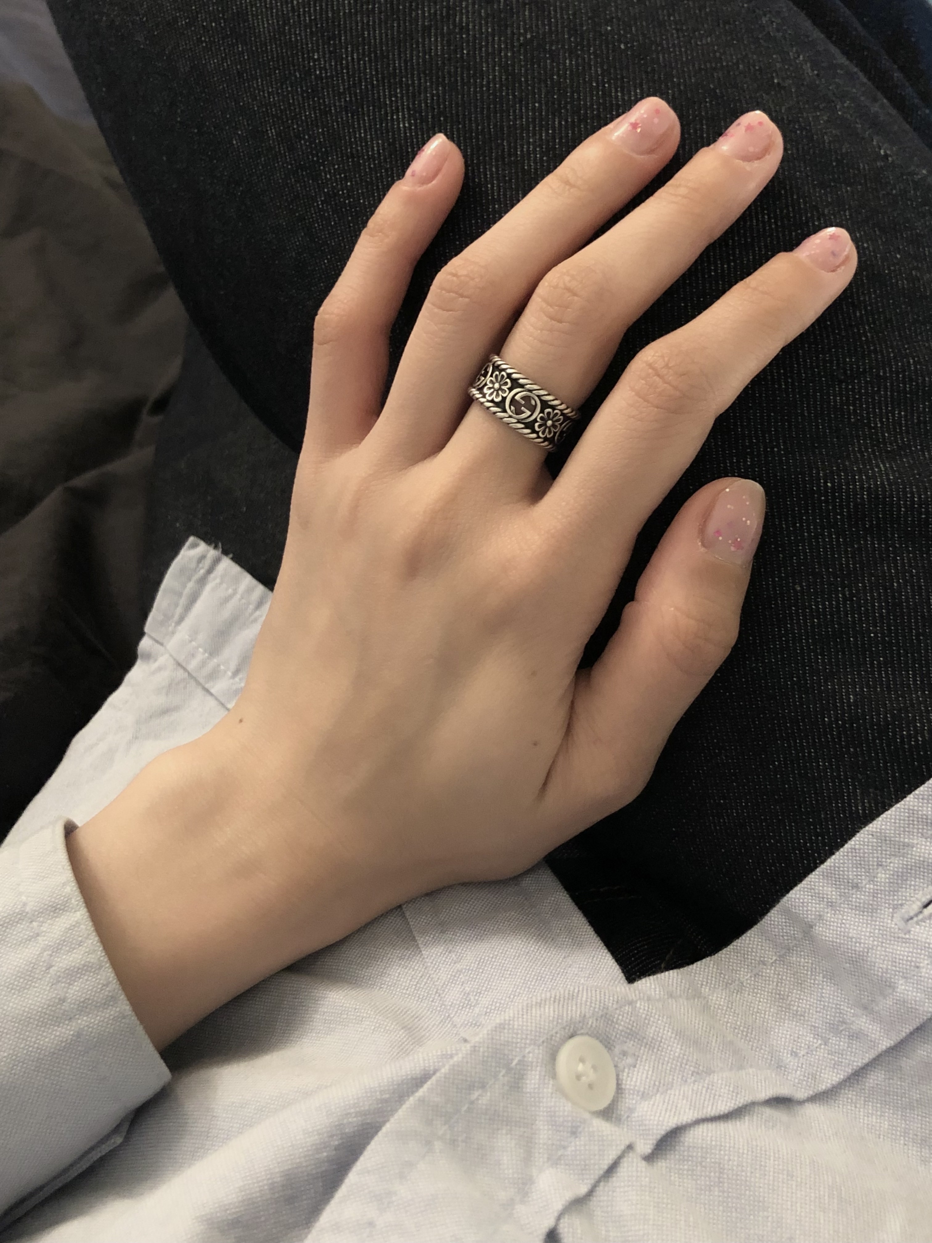 Gucci Interlocking G Silver Ring Silver Aged Finish, Quarqor #5117 Ring 착용 스타일 - 1