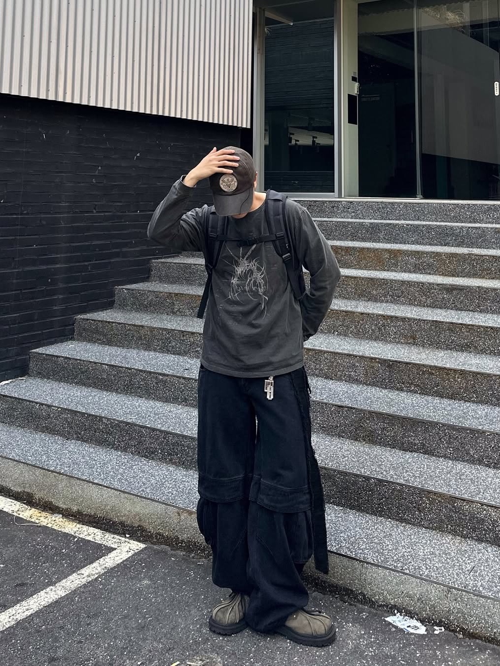[KREAM 단독] BLR x POG Divided Curved Line Double Buckle Pants Black 착용 스타일