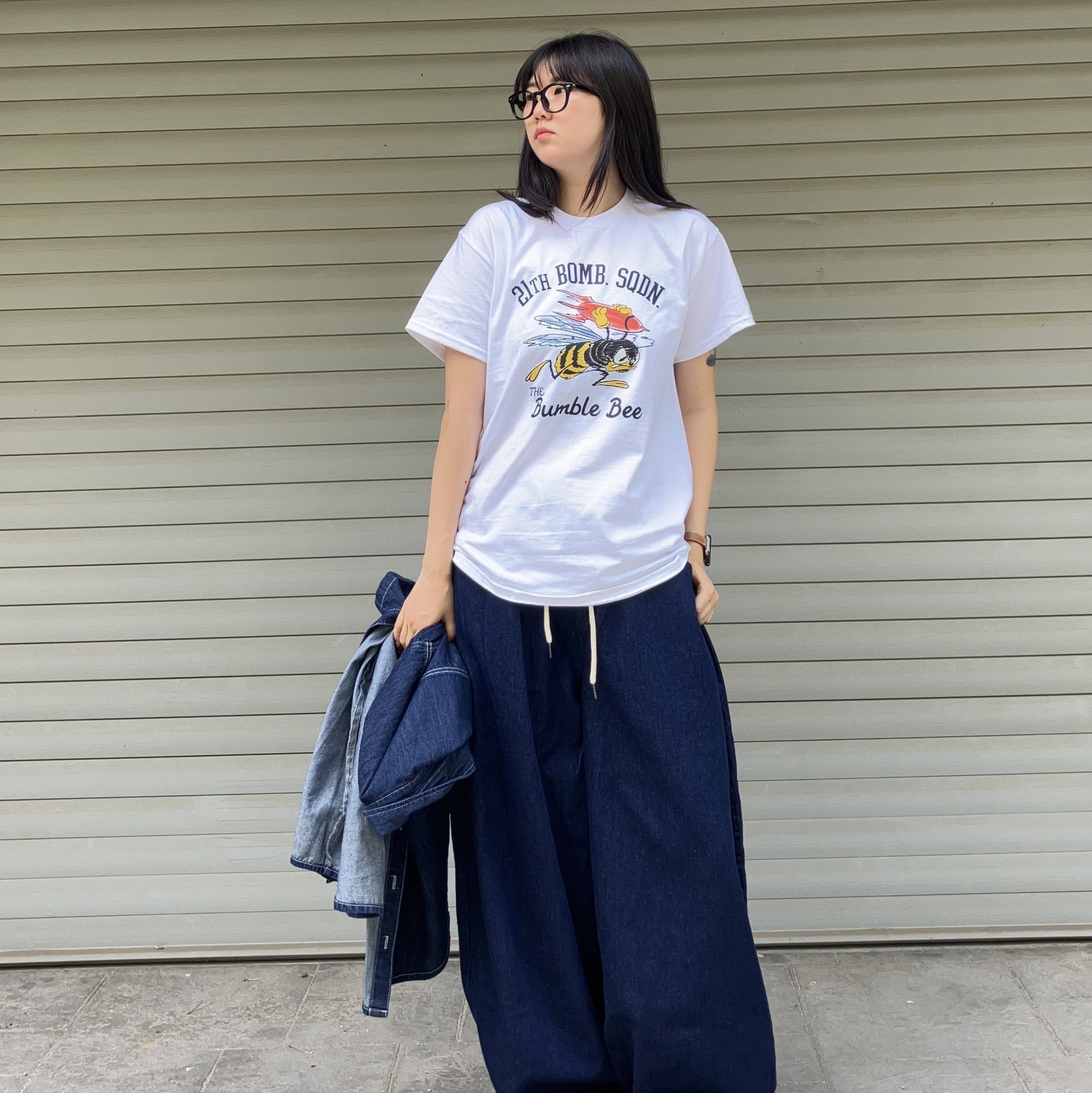 Gildan X American Collection Bumble Bee T-Shirt White 착용 스타일 - 7