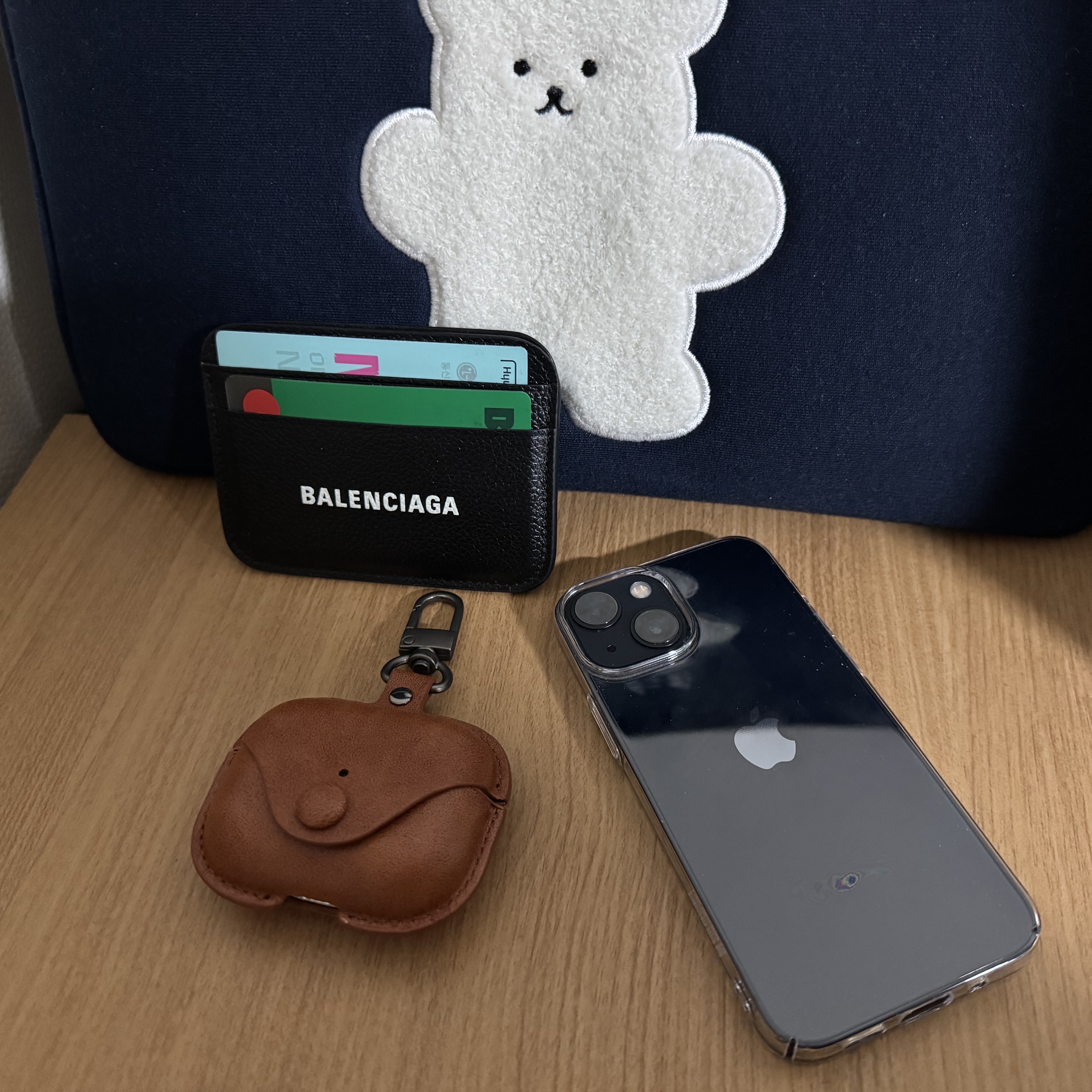 Balenciaga Grainy Leather Cash Card Holder Black 착용 스타일 - 3