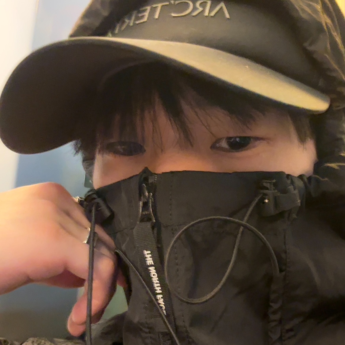 Arc'teryx Bird Word Trucker Curved Hat Black Graphite, The North Face White Label Sheldon Jacket Black 착용 스타일