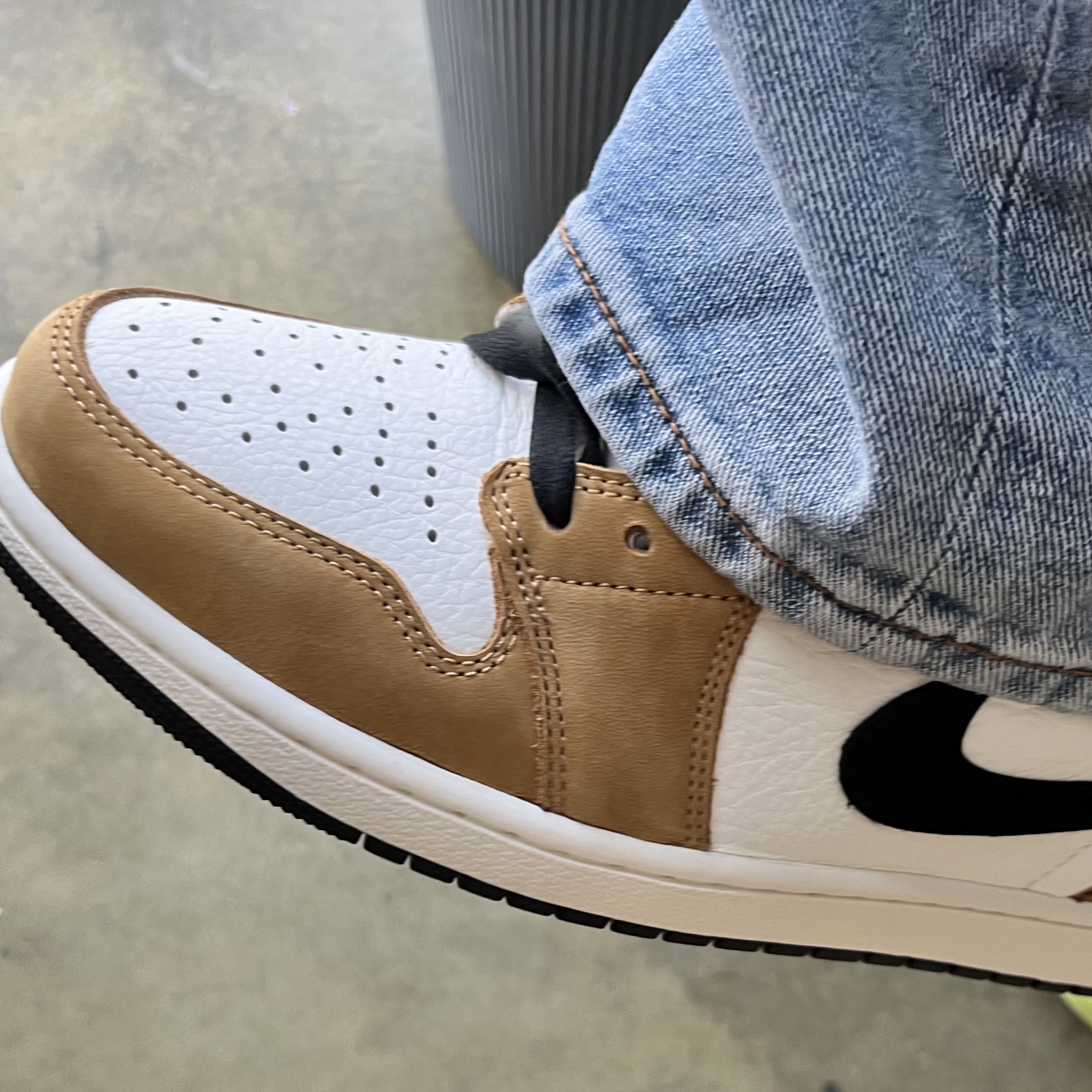 Jordan 1 Low OG Sail and Golden Harvest 착용 스타일
