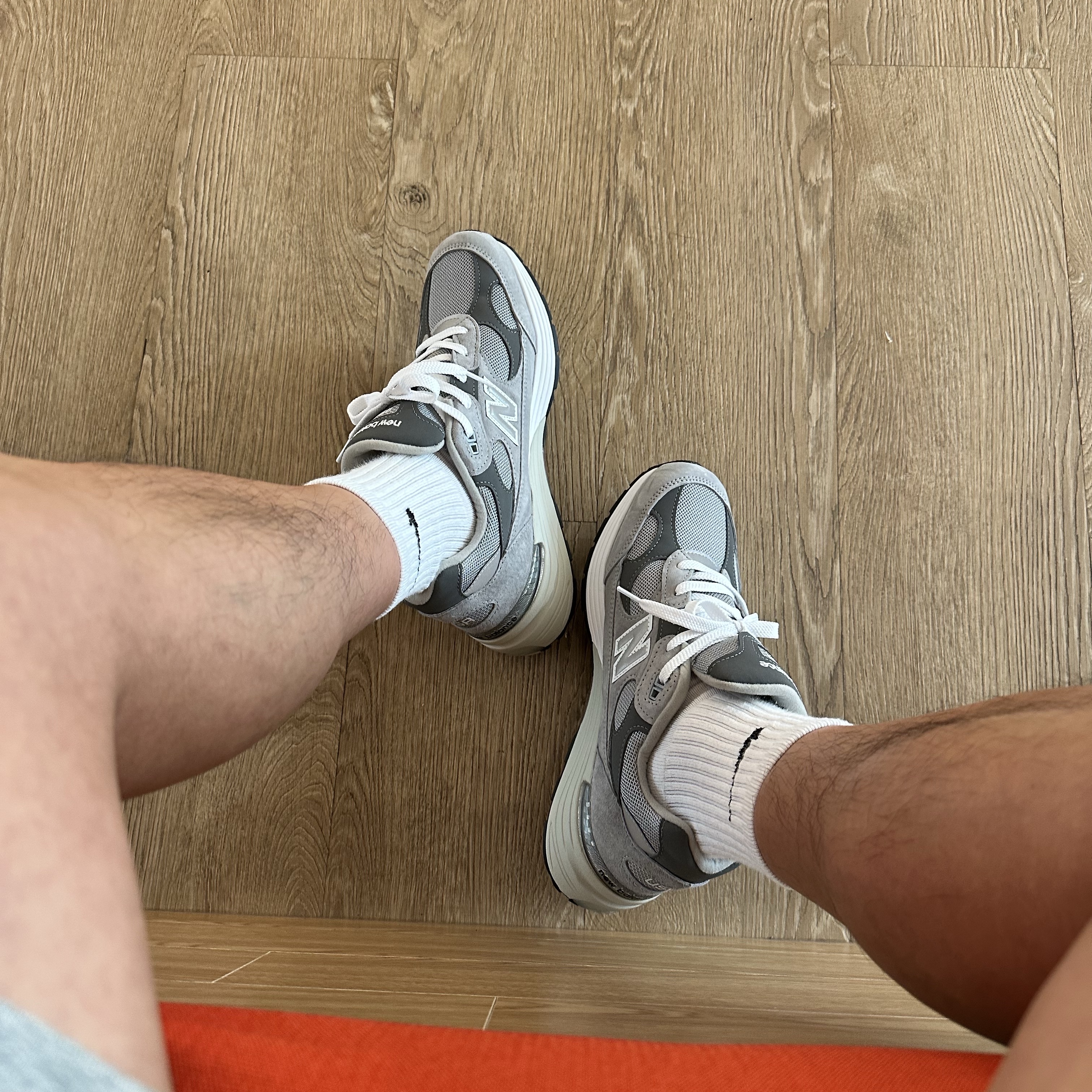 New Balance 992 Made in USA Core Grey Silver Metallic 착용 스타일 - 1