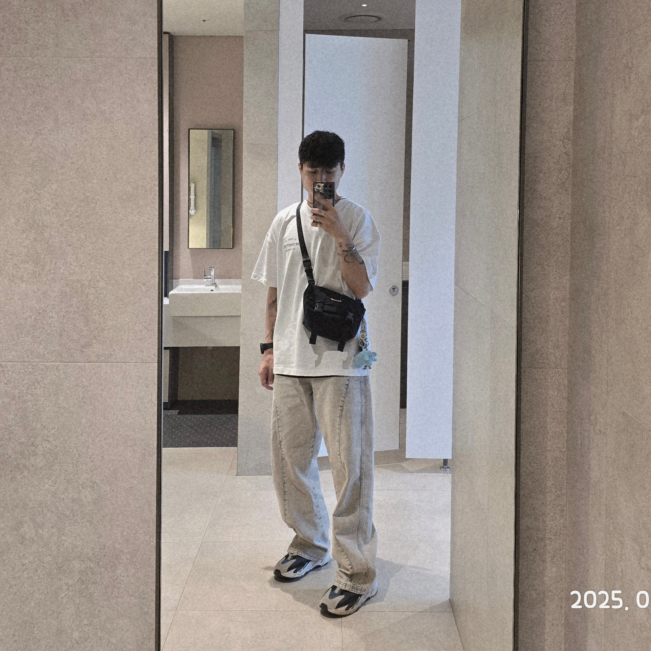 Reternity Elaine Denim Sand Washed - 24FW, Reternity Le 75005 T-Shirt White - 24FW 착용 스타일