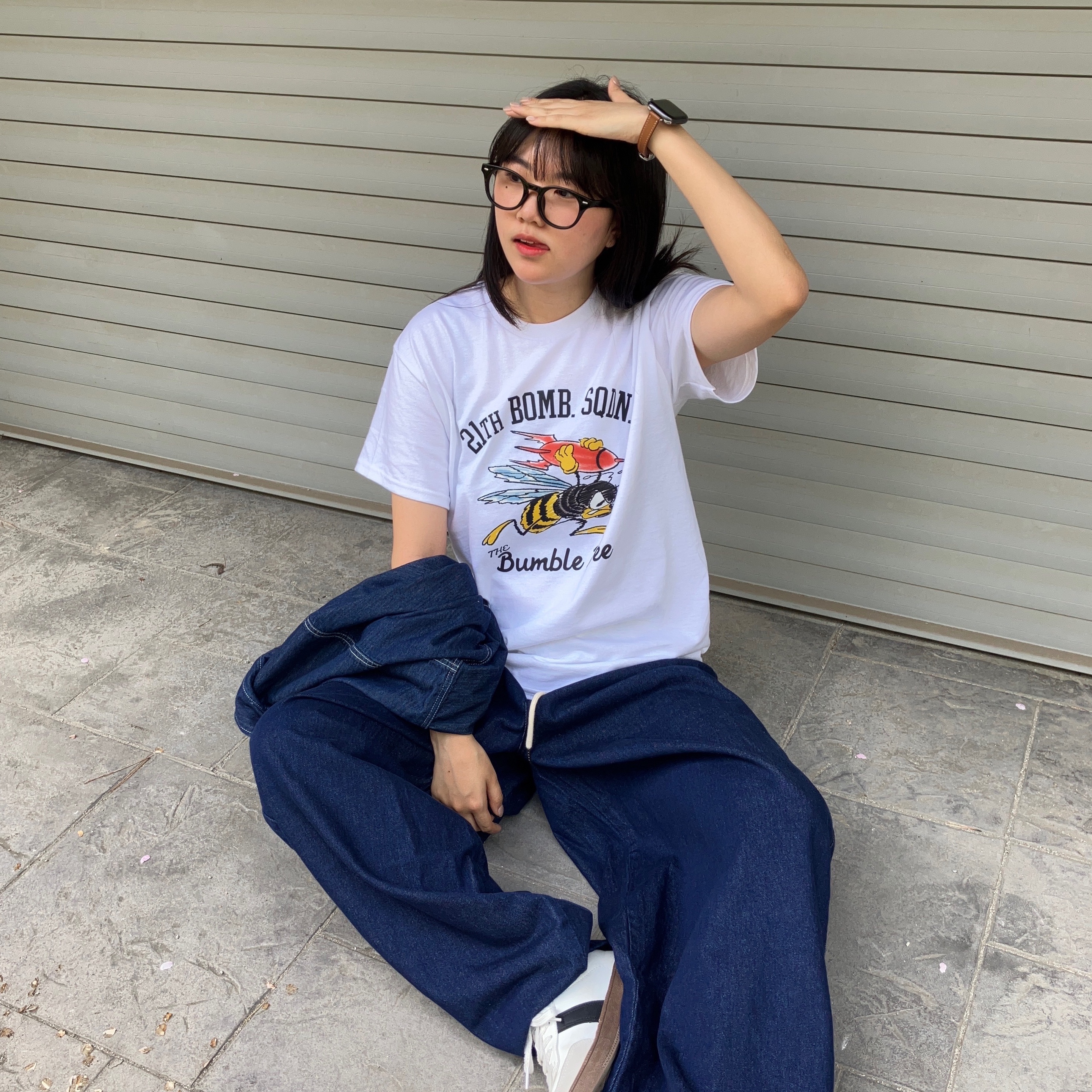 Gildan X American Collection Bumble Bee T-Shirt White 착용 스타일 - 2