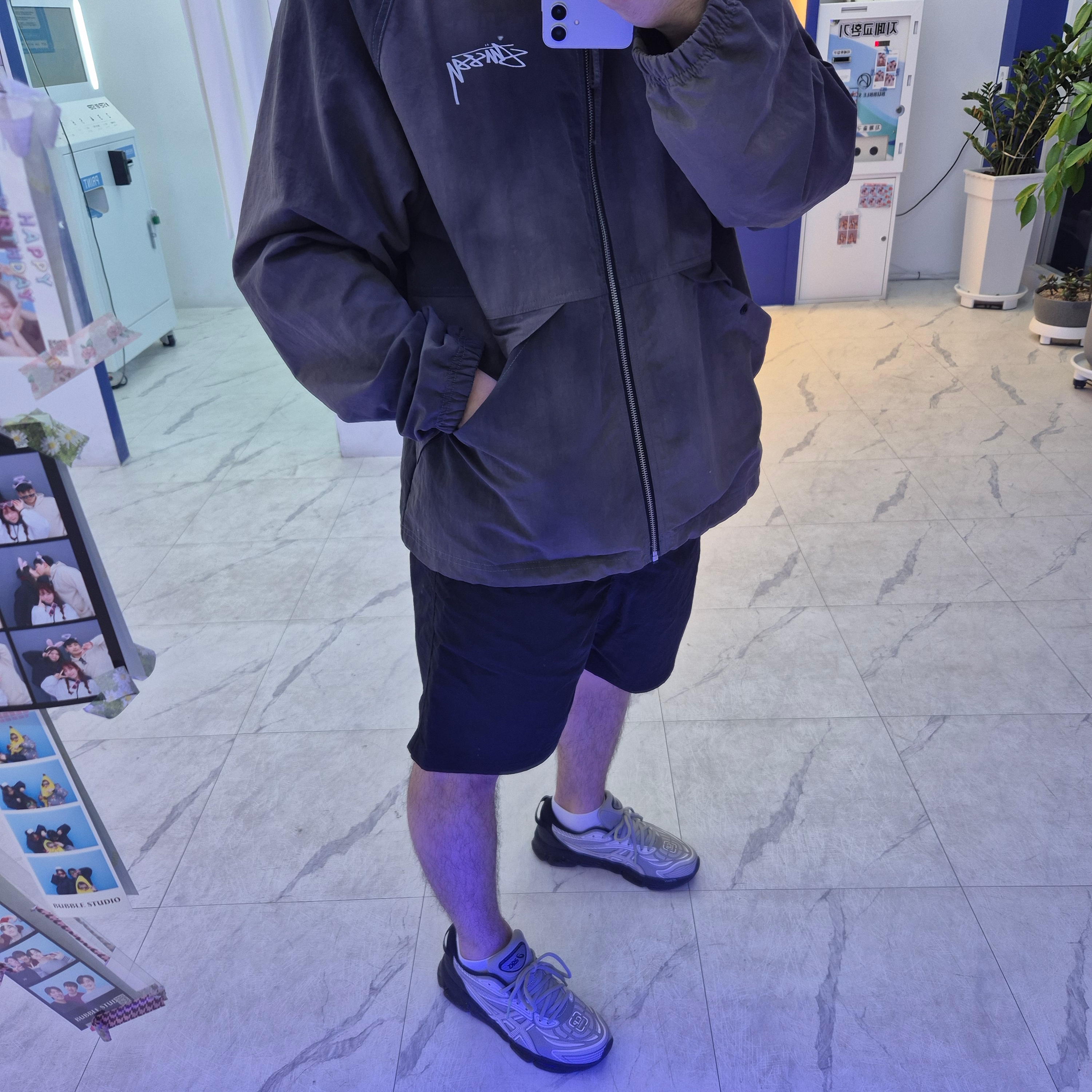 Asics x C.P. Company Gel-Quantum 360 VIII Cement Grey, Stussy Wave Dye Beach Shell Jacket Black 착용 스타일 - 1