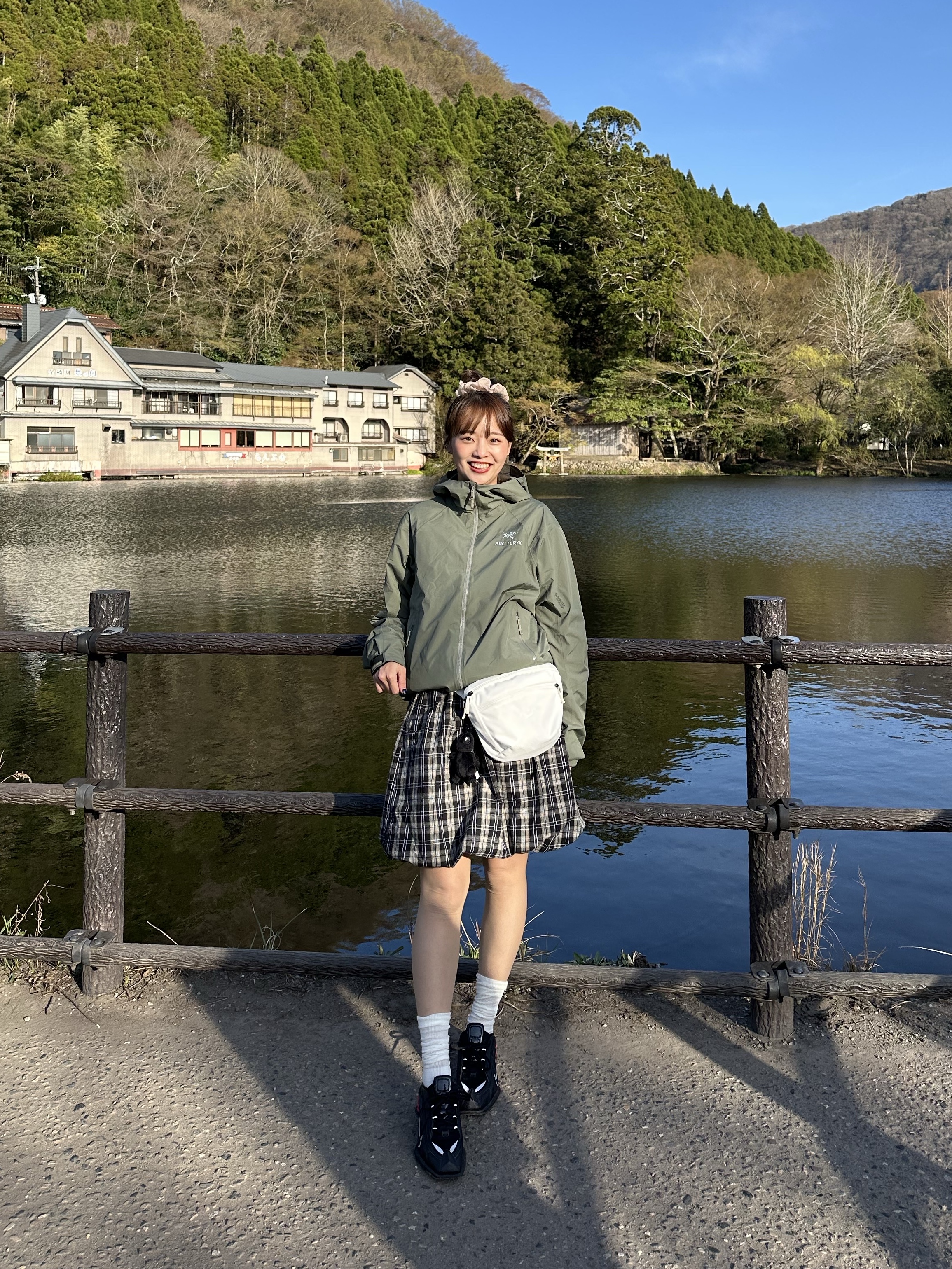 Arc'teryx Kadin Hoody Black, Arc'teryx Mantis 1 Waistpack Whiteout 착용 스타일 - 5