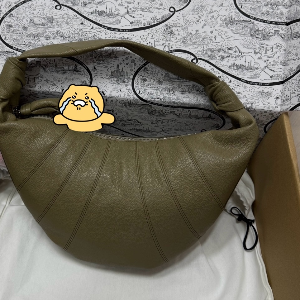Lemaire Fortune Croissant Bag Soft Grained Leather Dusty Khaki, Lemaire Fortune Croissant Bag Soft Nappa Leather Black 착용 스타일