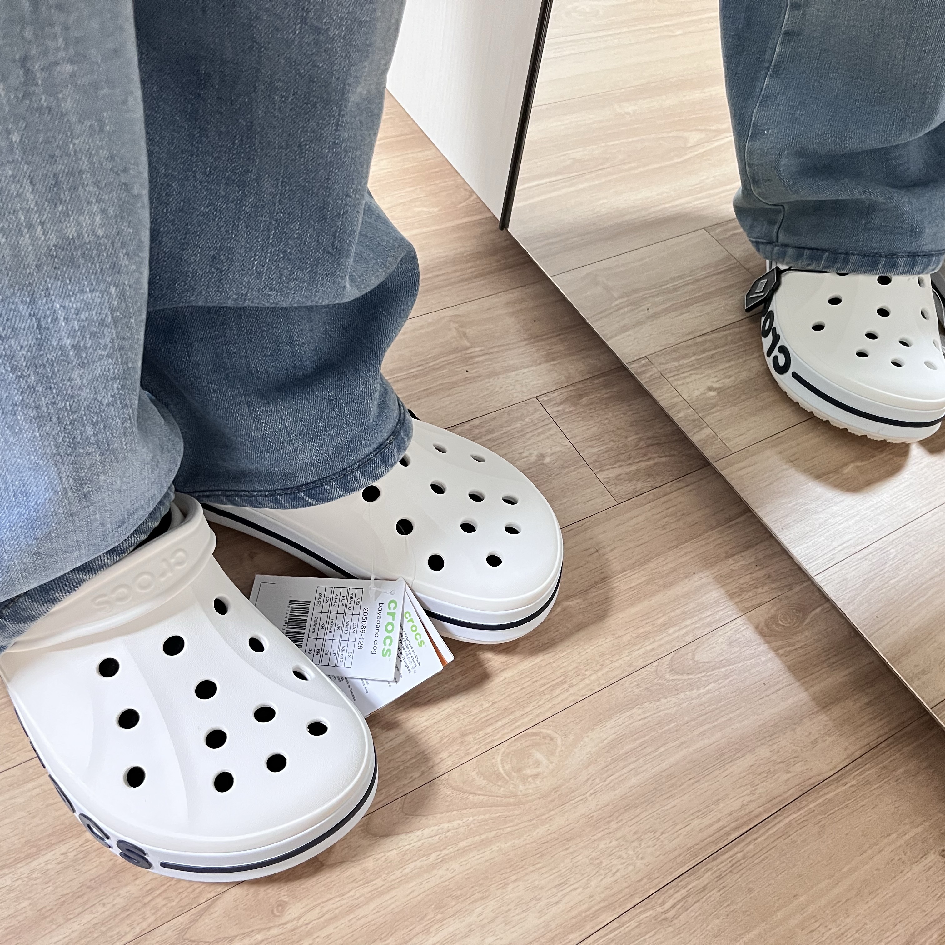 Crocs Bayaband Clog White Navy 착용 스타일 - 1