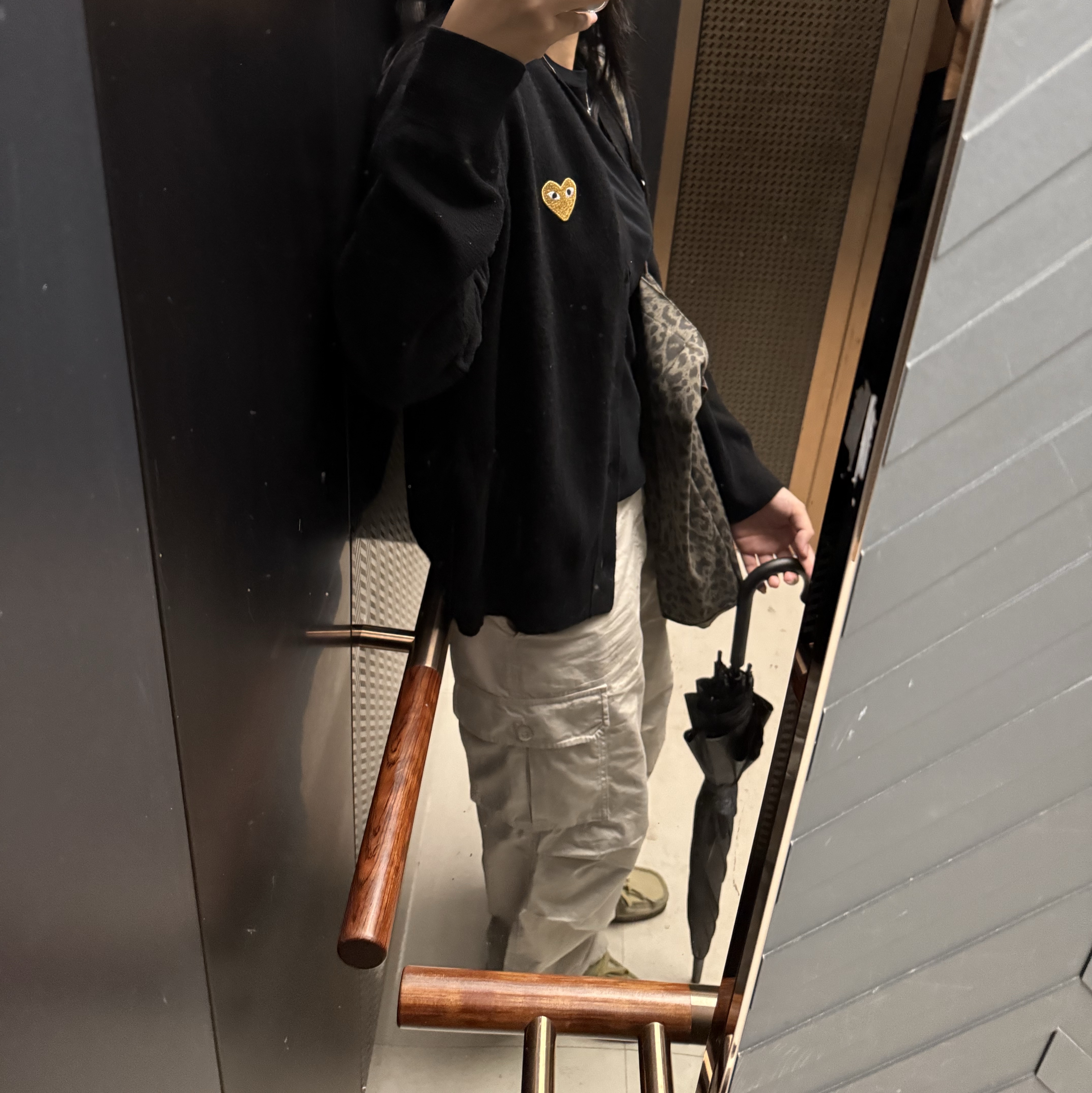 Play Comme des Garcons Gold Heart Knit Cardigan Black 착용 스타일