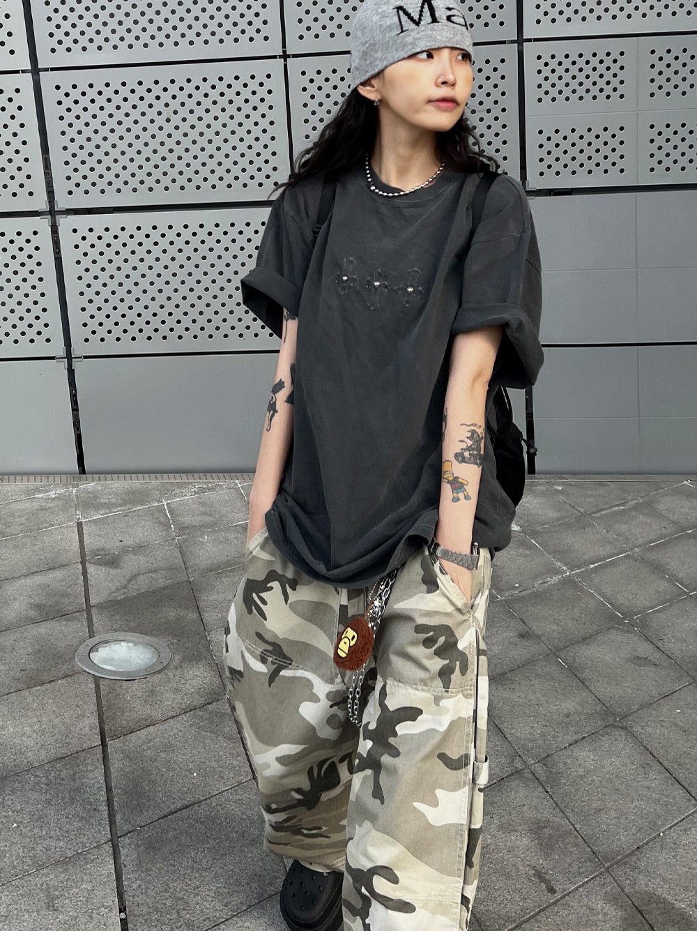 Crocs Stomp Clog Black, Matin Kim Logo Jacquard Short Beanie Grey 착용 스타일 - 3