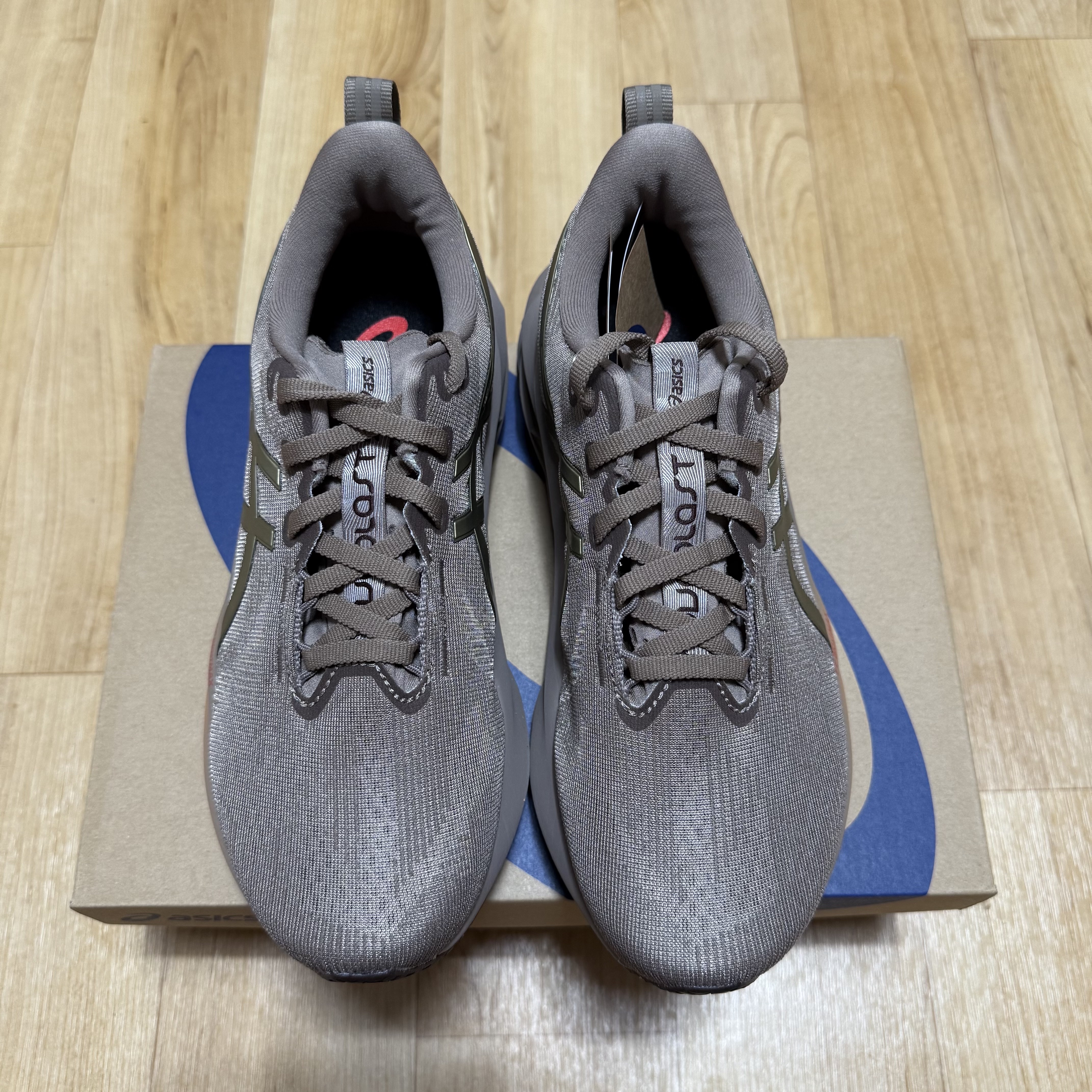Asics Novablast 5 Luxe Taupe Grey 착용 스타일 - 1