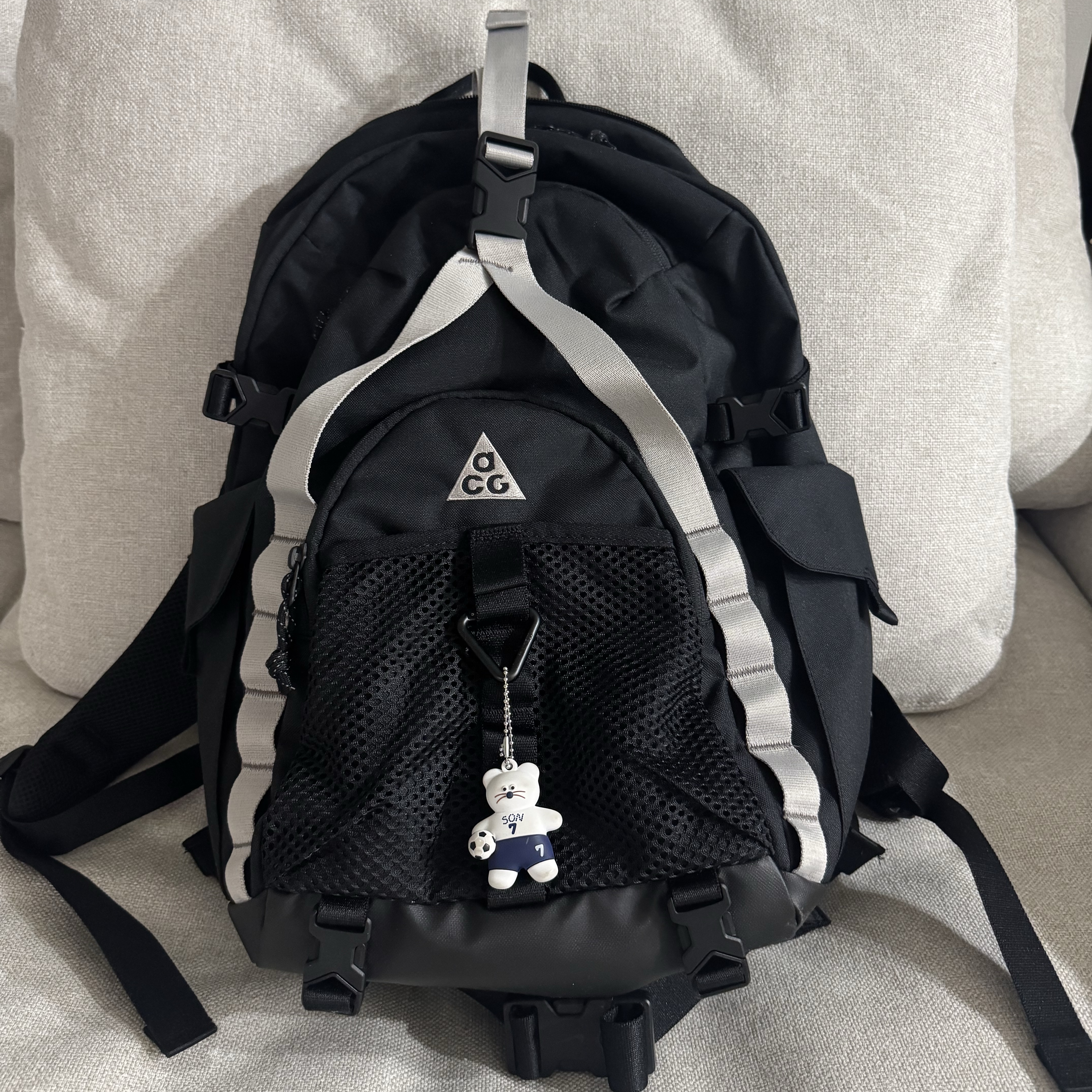Nike ACG Daymax Backpack 25L Black College Grey 착용 스타일