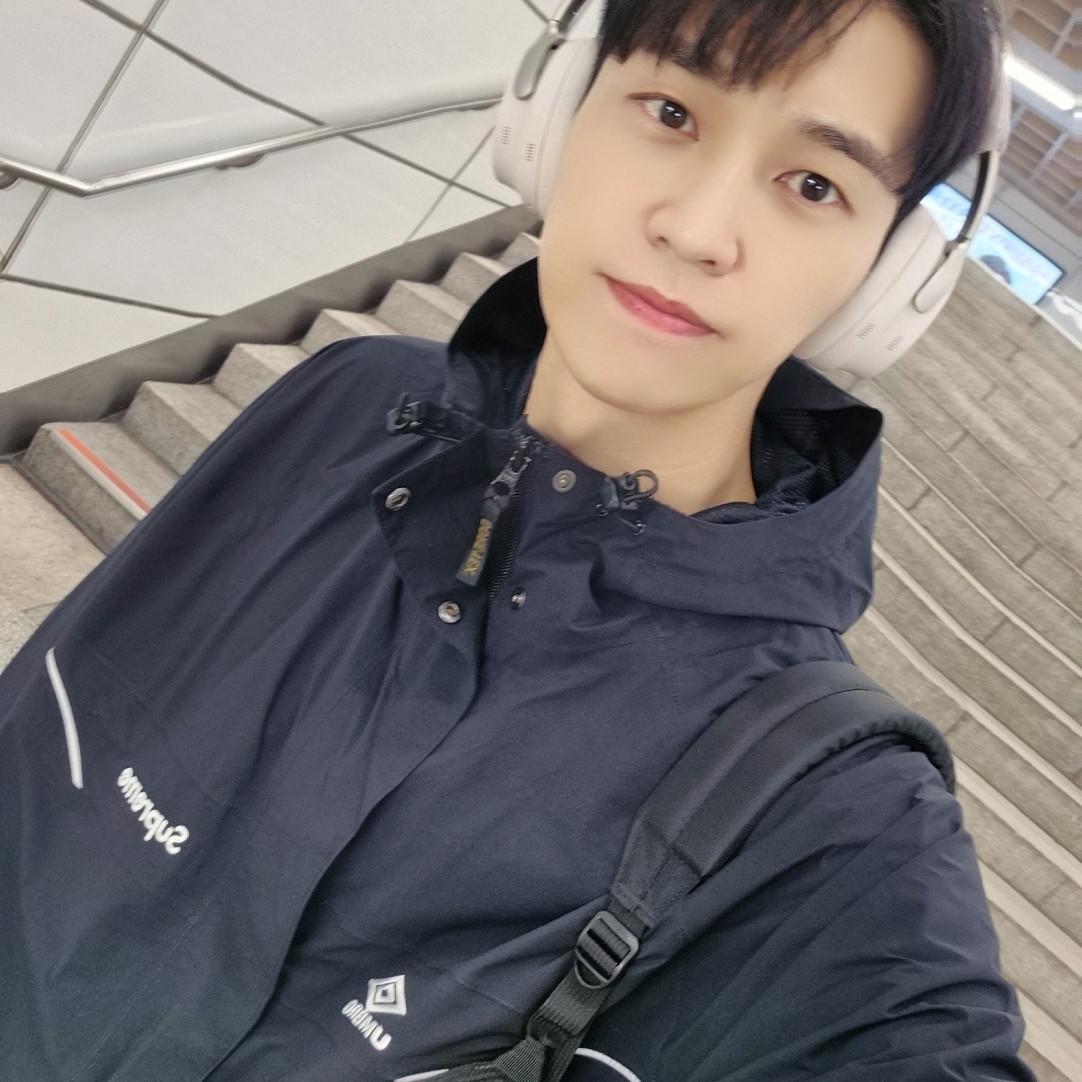 Supreme x Umbro Gore-Tex Hooded Jacket Black - 25SS, BOSE QC Ultra White Smoke (Korean Ver.) 착용 스타일