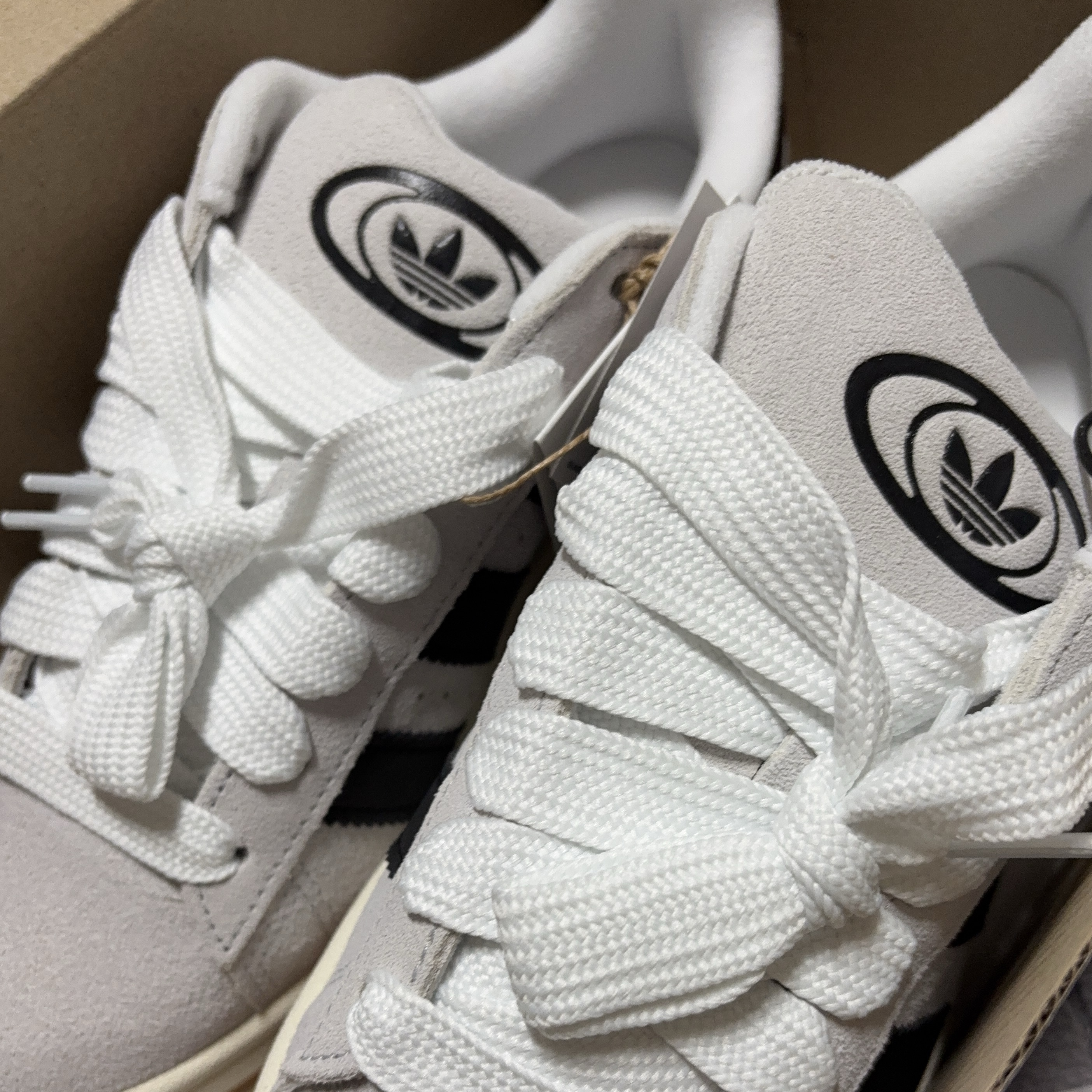 (W) Adidas Campus 00s Crystal White Core Black 착용 스타일 - 2