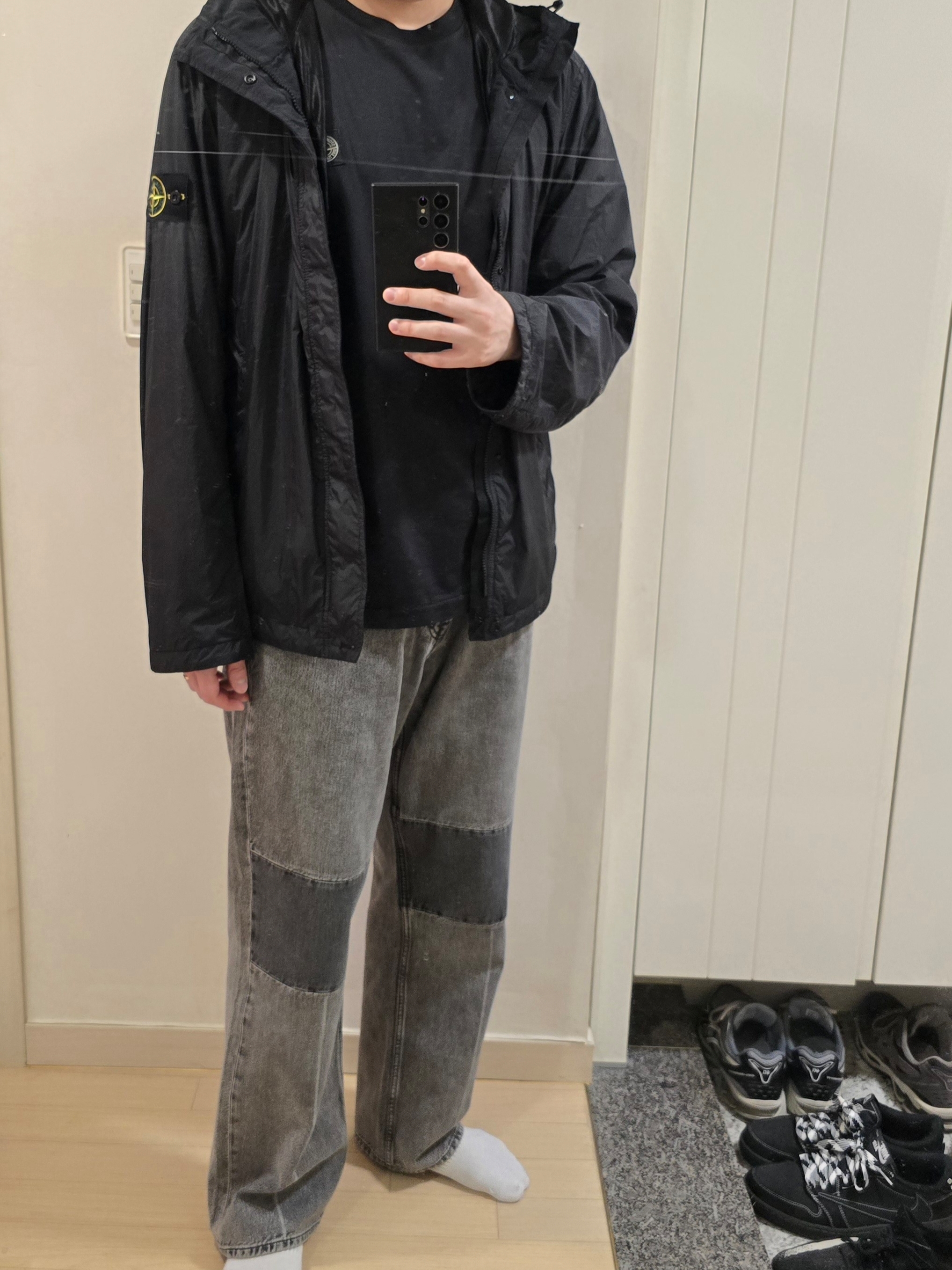 Stone Island S0A23 Crinkle Reps R-NY Wind Resistant Anti-Drop Hooded Jacket - 25SS, Stone Island 2100039 60/2 Cotton Jersey Slim Fit T-Shirt with Compass Logo Patch Black - 25SS 착용 스타일
