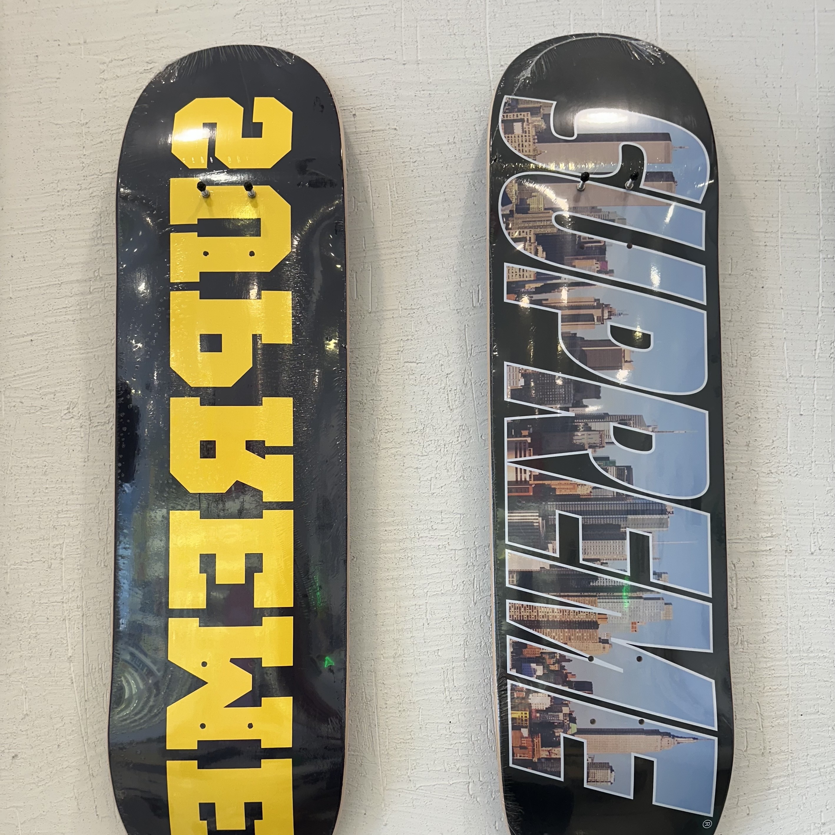 Supreme Reverse Skateboard Navy 8.375" x 32.125" - 25SS, Supreme Gotham Skateboard Black - 23FW 착용 스타일