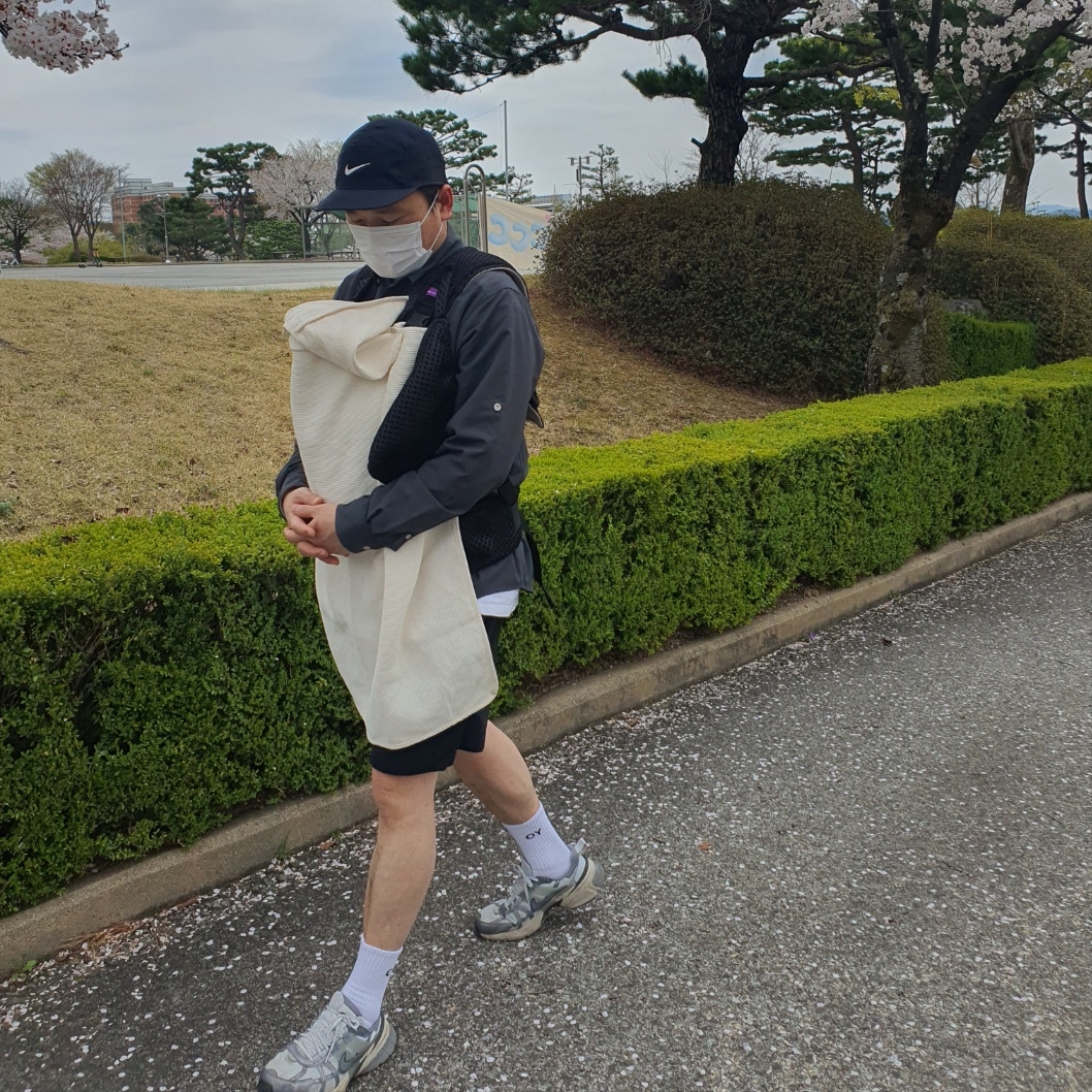Nike V2K Run Pure Platinum Wolf Grey, Nike ACG Dri-Fit UV Devastation Trail Shirt Dark Smoke Grey - Asia 착용 스타일