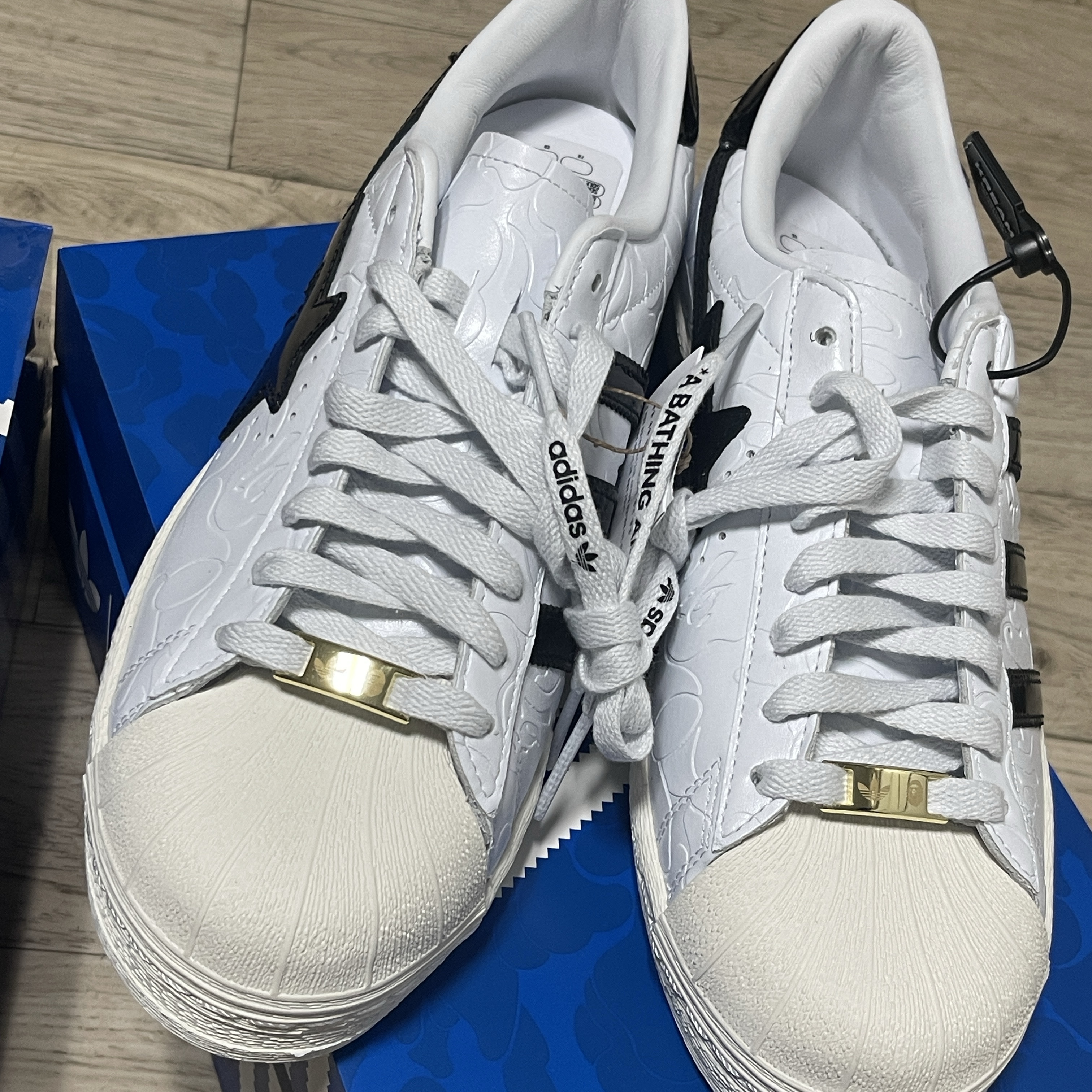 Adidas x BAPE Superstar Vintage Cloud White Core Black 착용 스타일 - 2