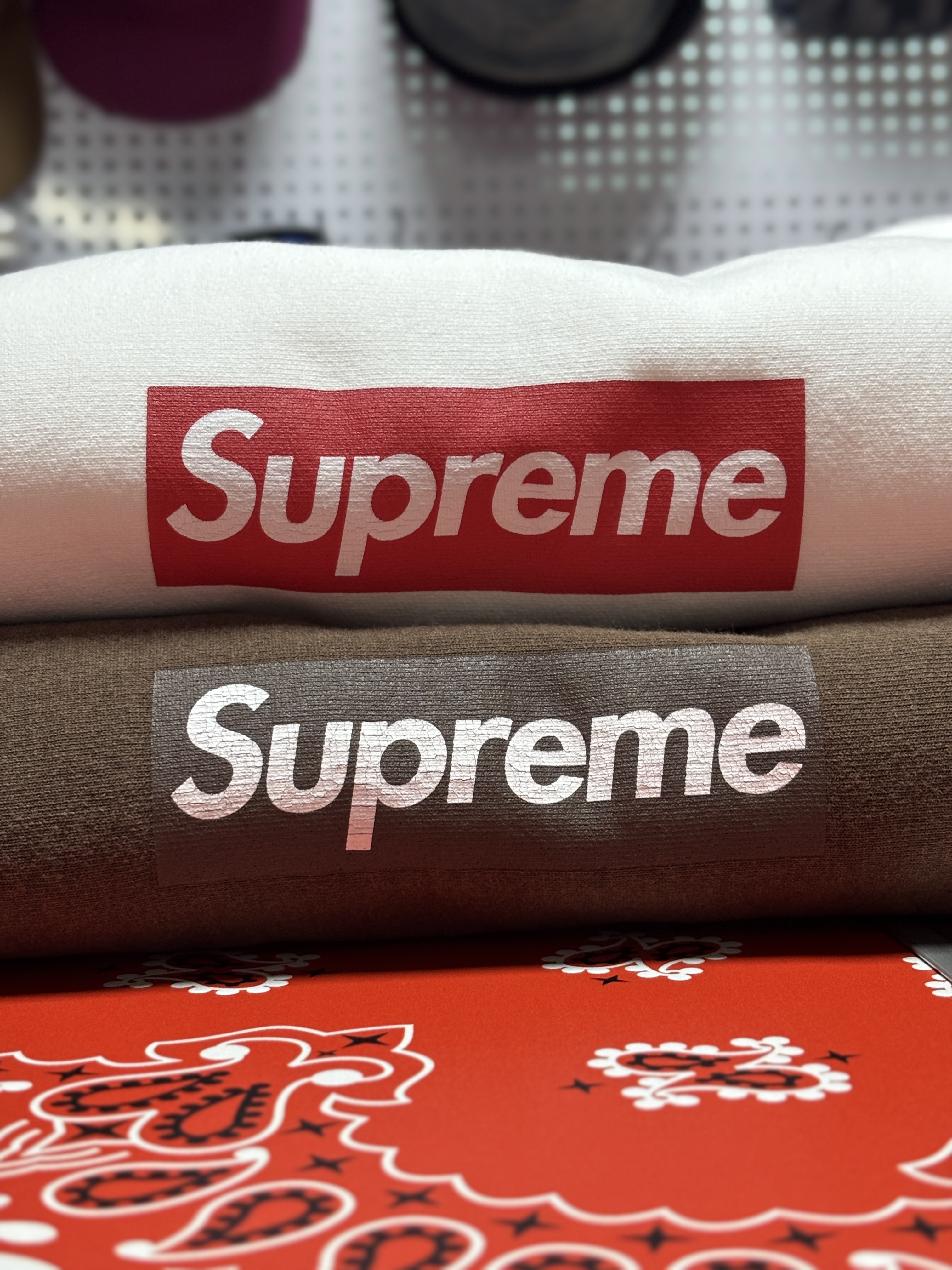 Supreme Washed Box Logo Crewneck White - 25SS, Supreme Washed Box Logo Crewneck Brown - 25SS 착용 스타일 - 5