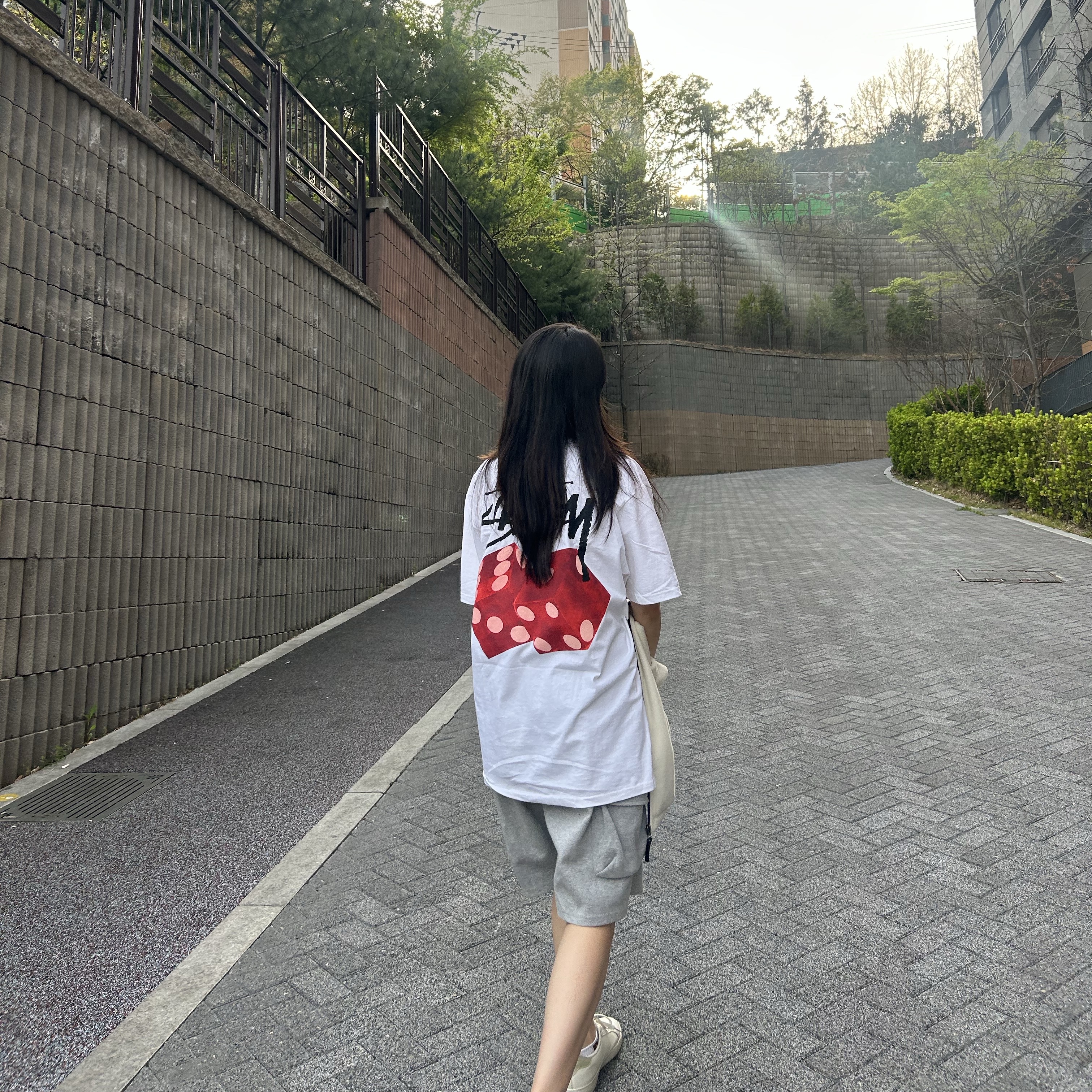 스투시 다이스 아웃 티셔츠 화이트 착용 스타일 - 3