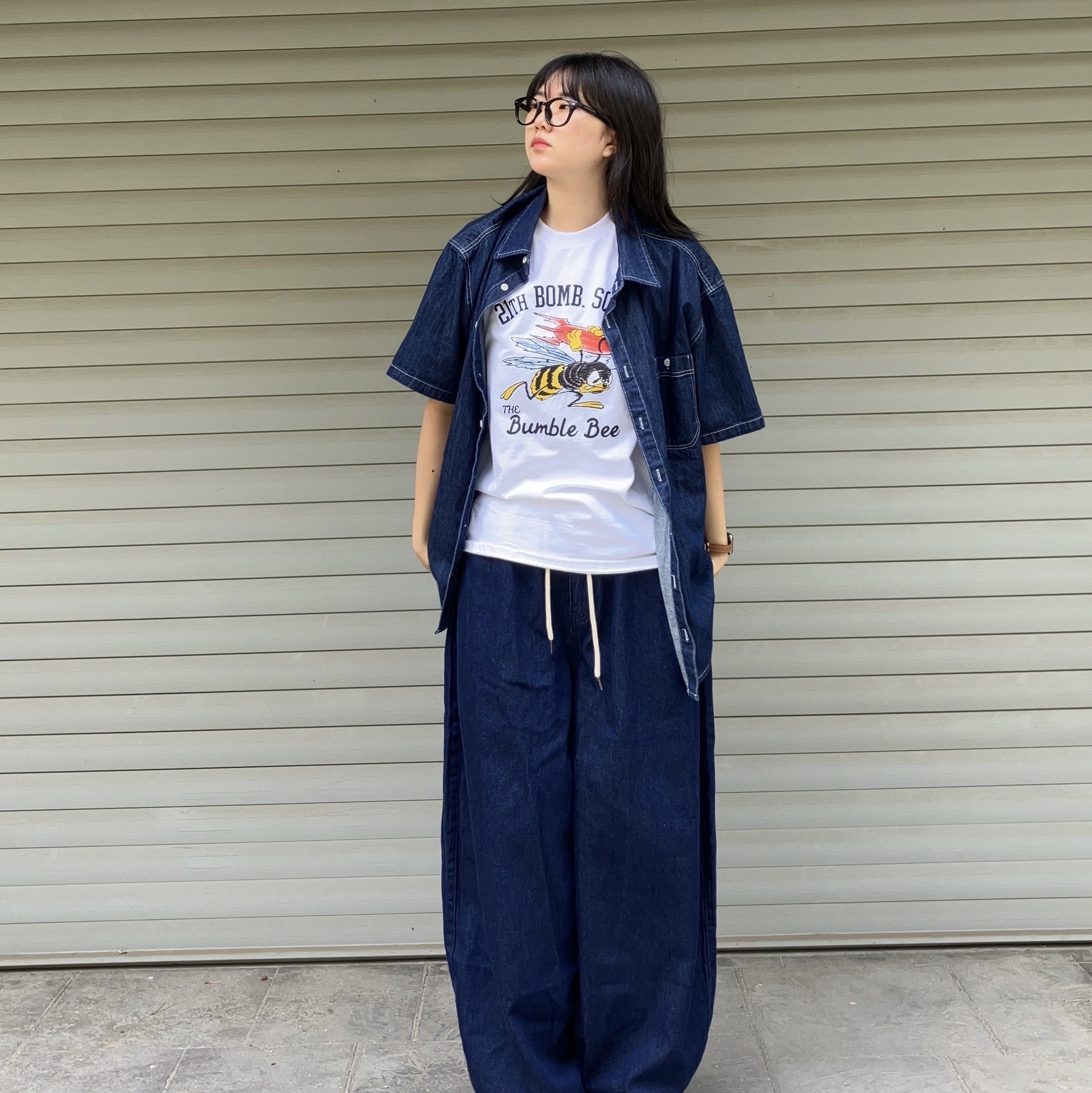 Gildan X American Collection Bumble Bee T-Shirt White 착용 스타일 - 5