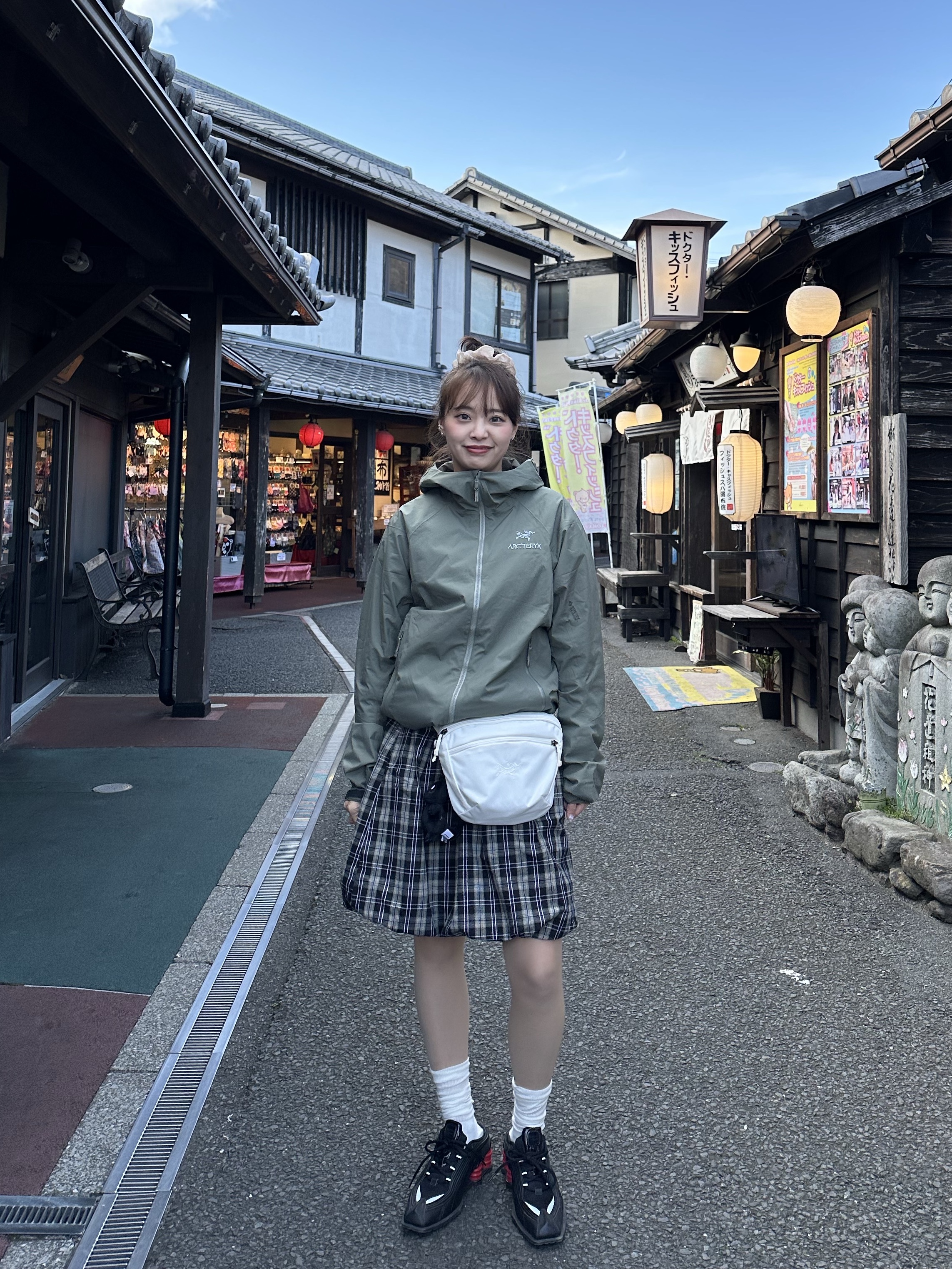 Arc'teryx Kadin Hoody Black, Arc'teryx Mantis 1 Waistpack Whiteout 착용 스타일 - 2