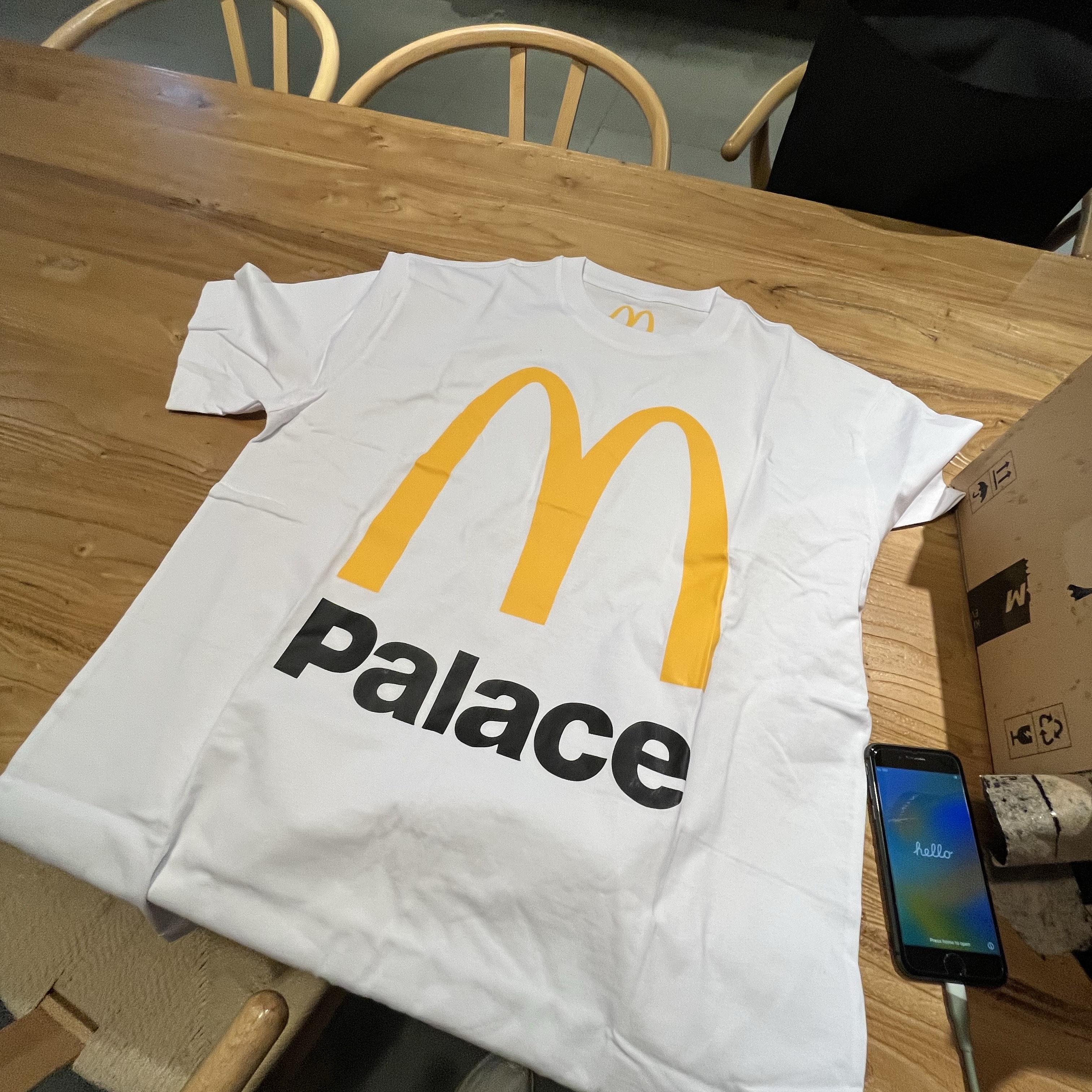 Palace x McDonald's Logo T-Shirt White - 23FW 착용 스타일