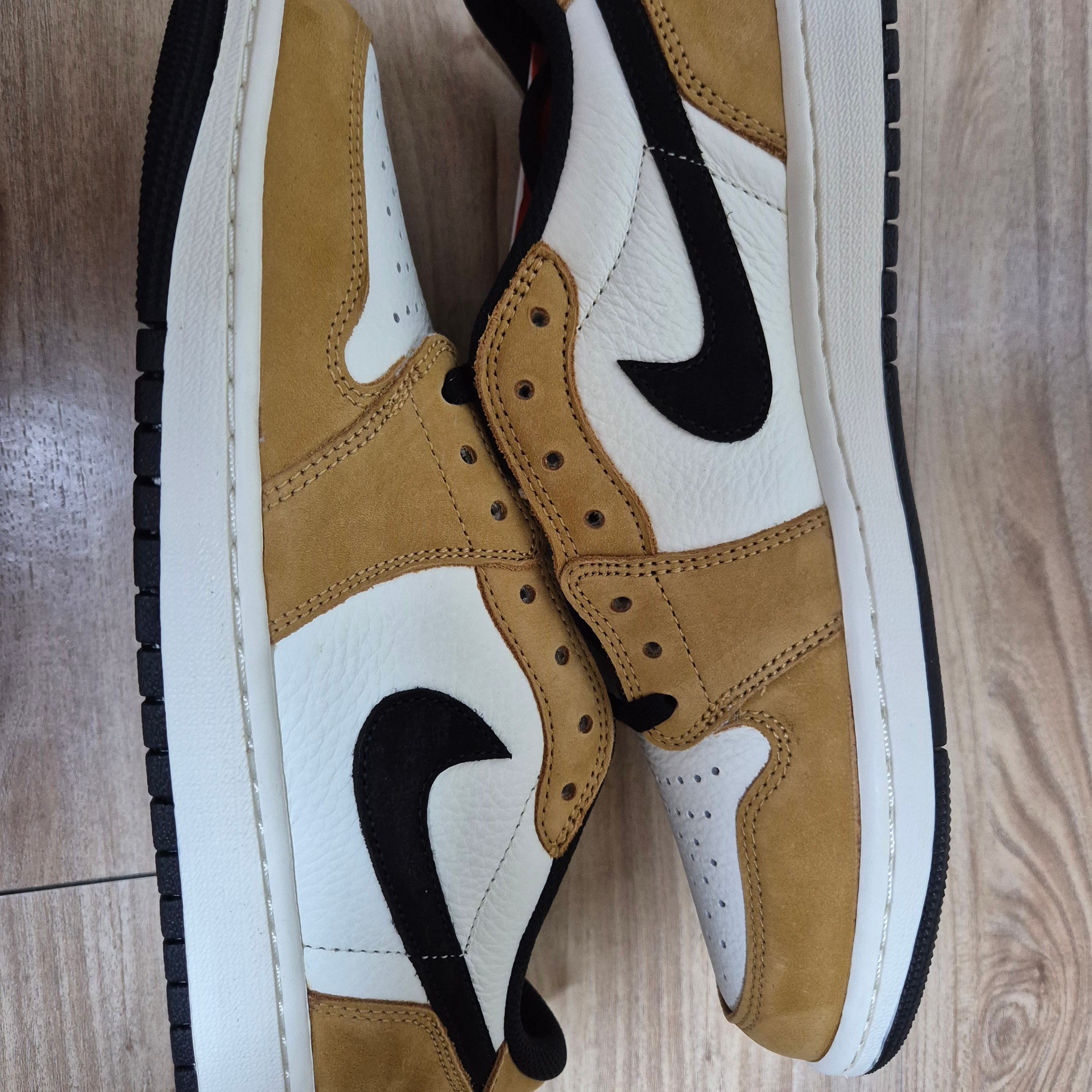 Jordan 1 Low OG Sail and Golden Harvest 착용 스타일 - 3