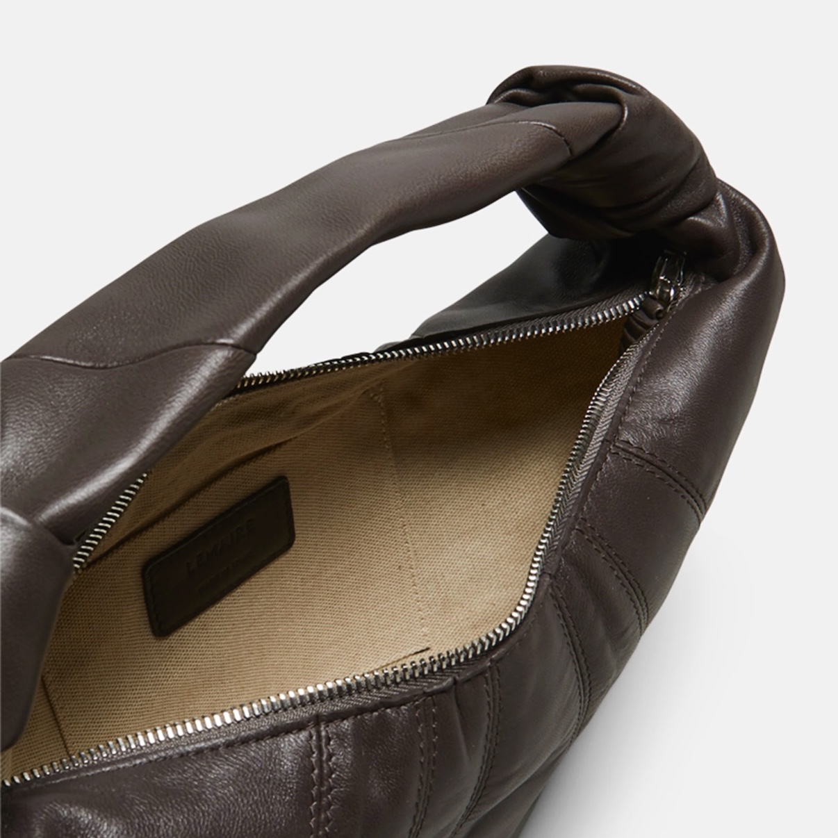 Lemaire Fortune Croissant Bag Soft Nappa Leather Mink 착용 스타일 - 2