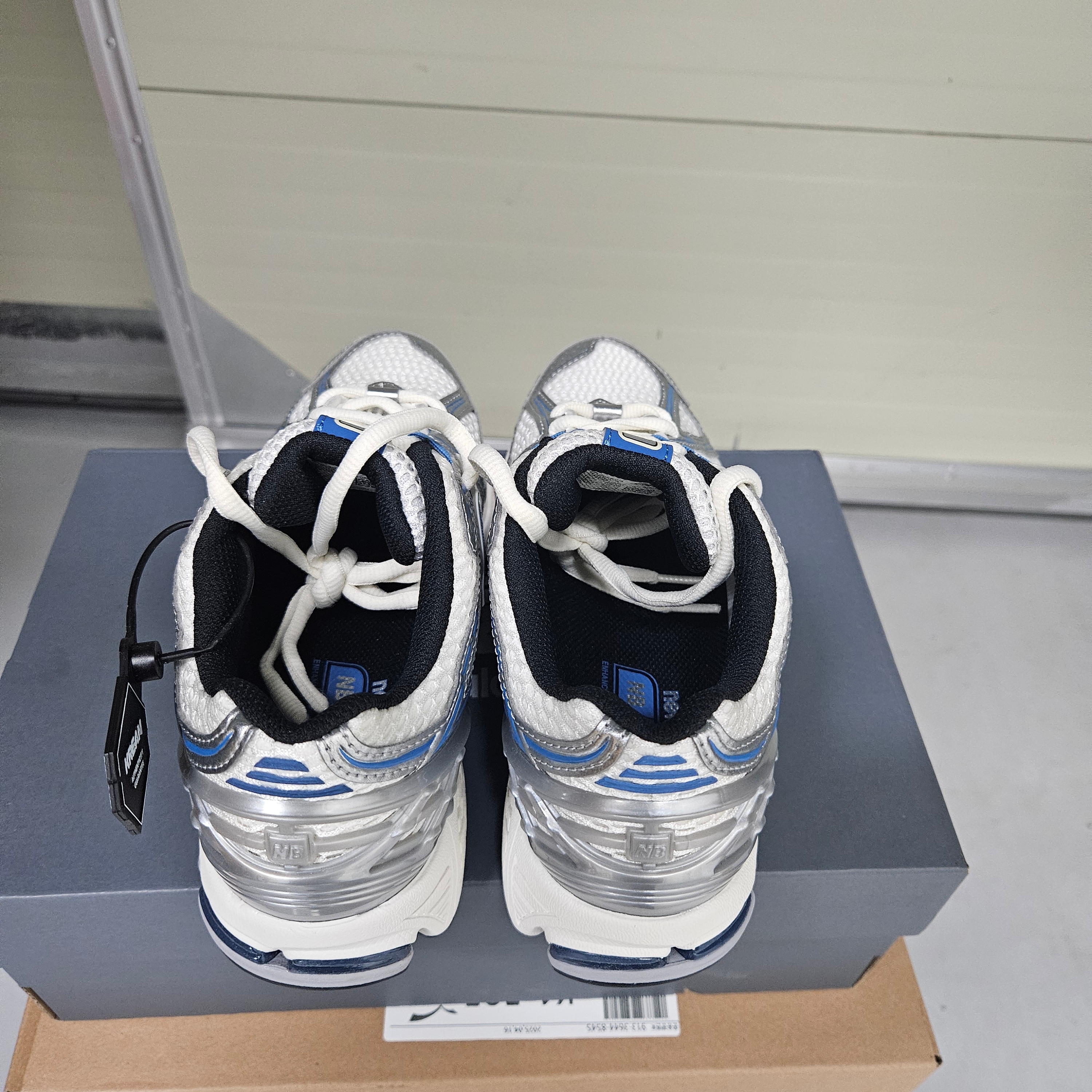 New Balance 1906R Silver Metallic Blue 착용 스타일 - 3