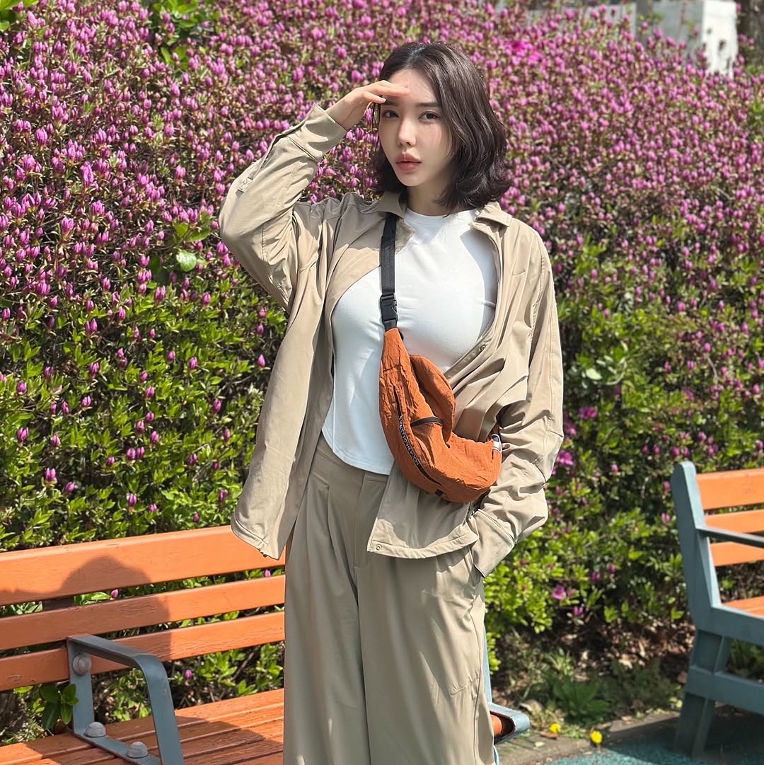 Ticket To The Moon Sling Bag Premium Terracotta 착용 스타일