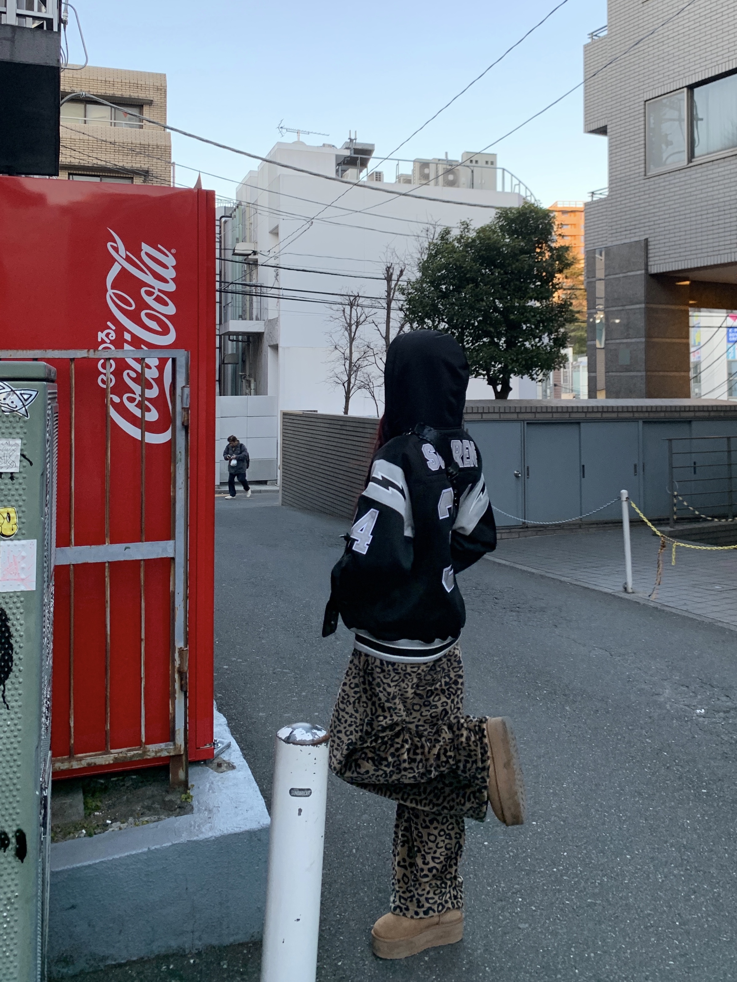 Supreme Football Zip Up Hooded Sweatshirt Black - 24SS, (W) UGG Classic Ultra Mini Platform Boots Chestnut 착용 스타일 - 1