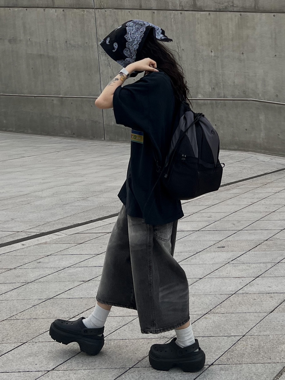 Crocs Stomp Clog Black, Fuggler McGoo Mix Keyring 착용 스타일 - 3
