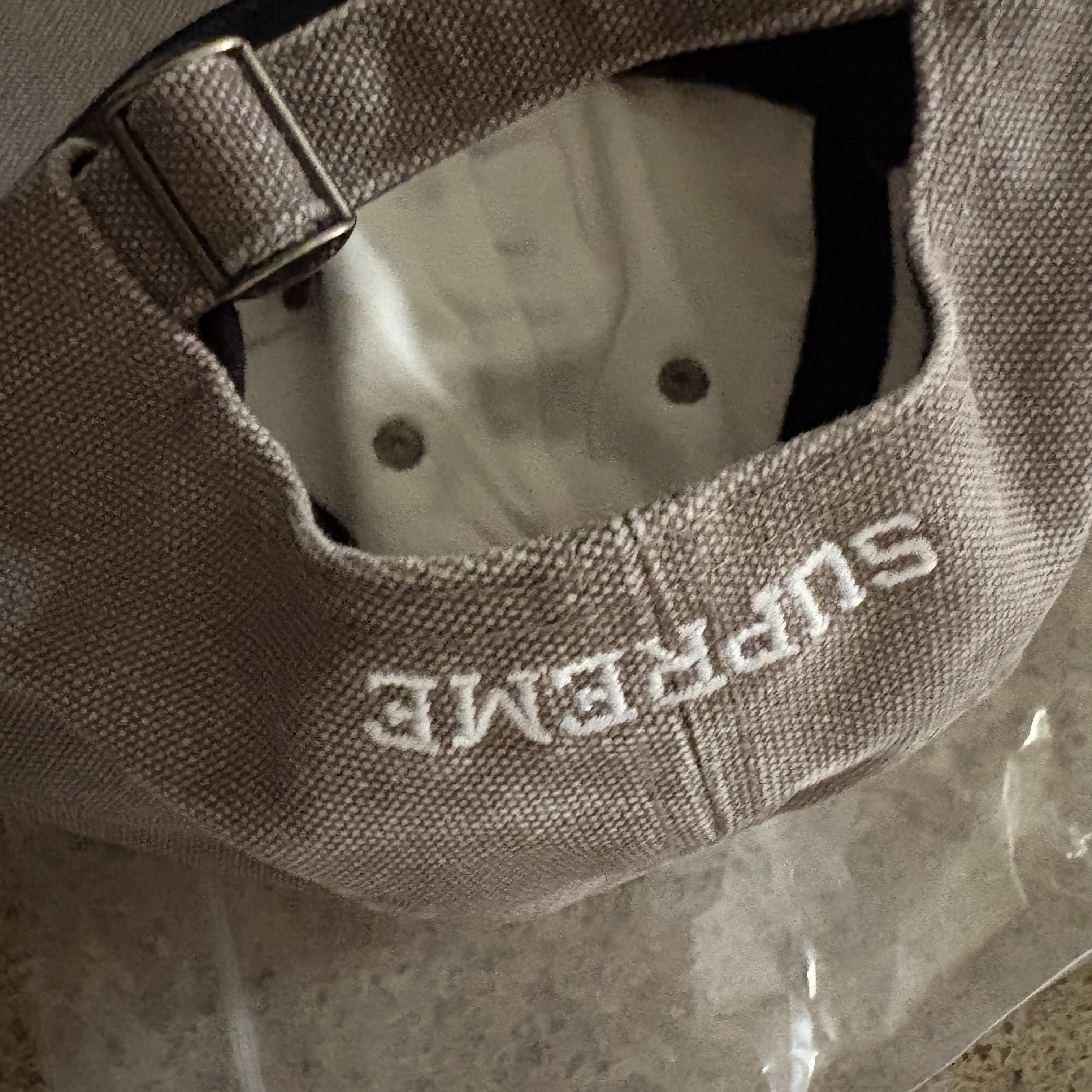 Supreme Pigment S Logo 6-Panel Khaki - 24FW 착용 스타일 - 2