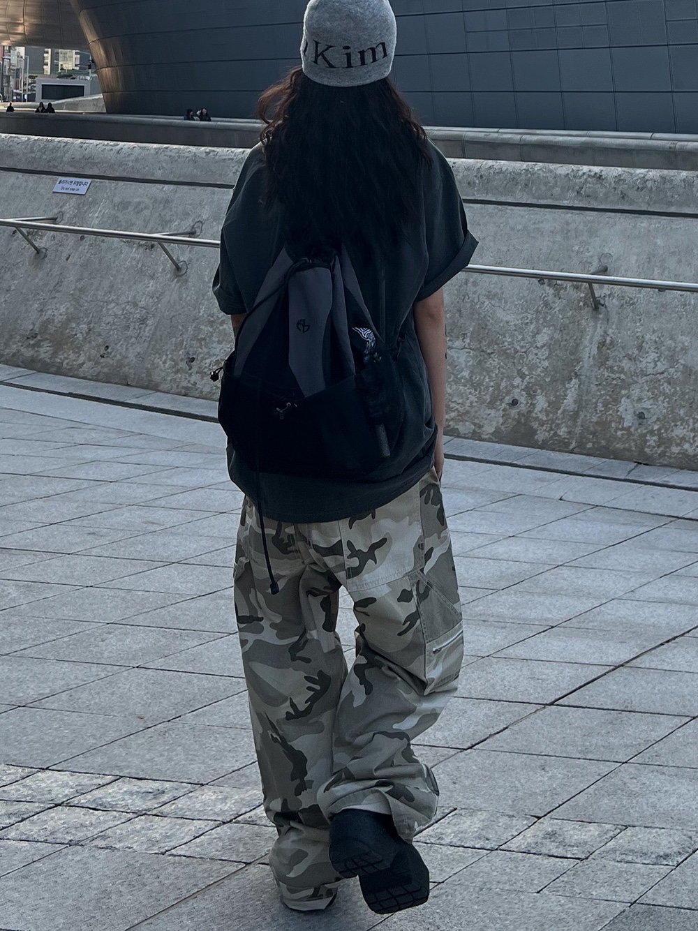 Crocs Stomp Clog Black, Matin Kim Logo Jacquard Short Beanie Grey 착용 스타일 - 4