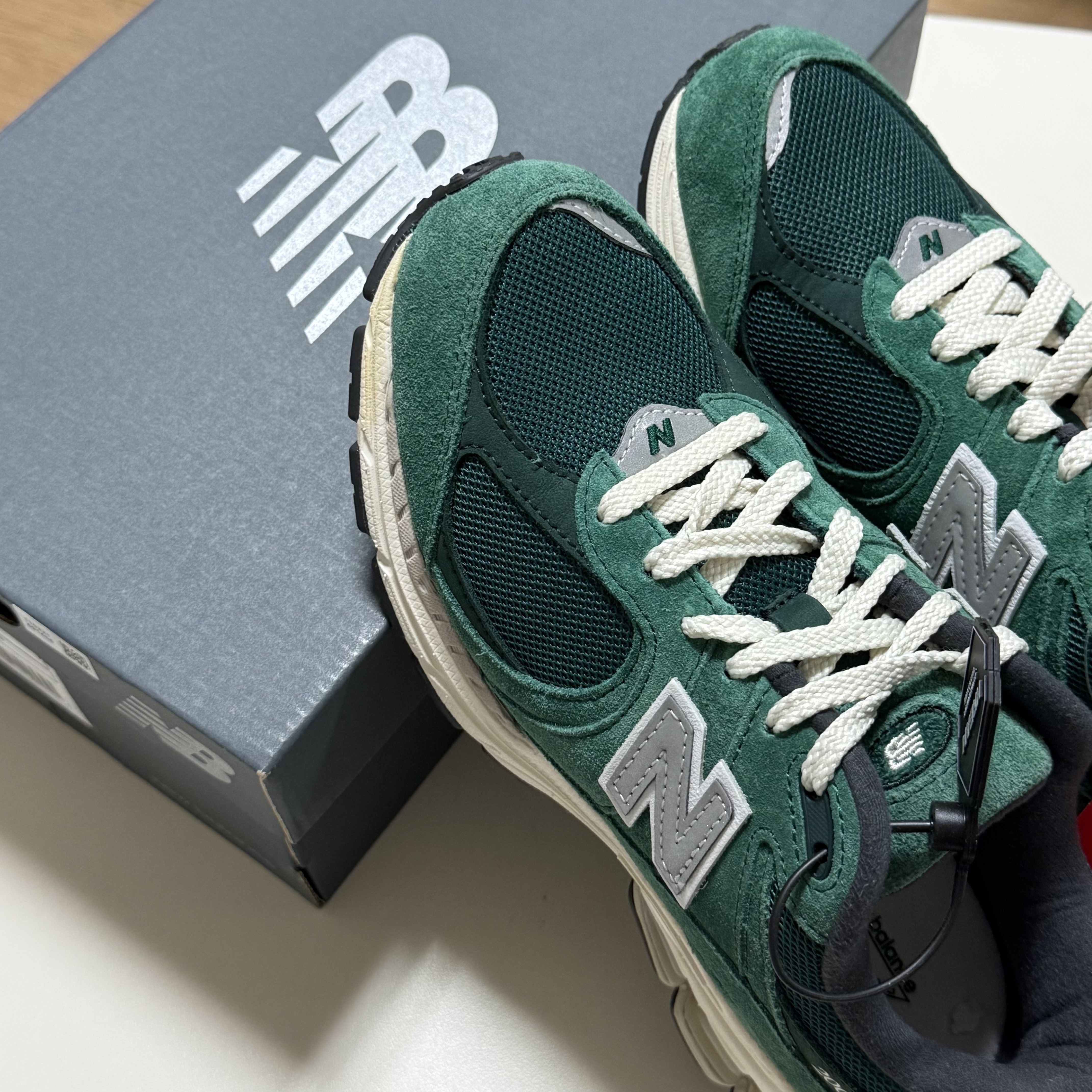 New Balance 2002R Nightwatch Green 착용 스타일