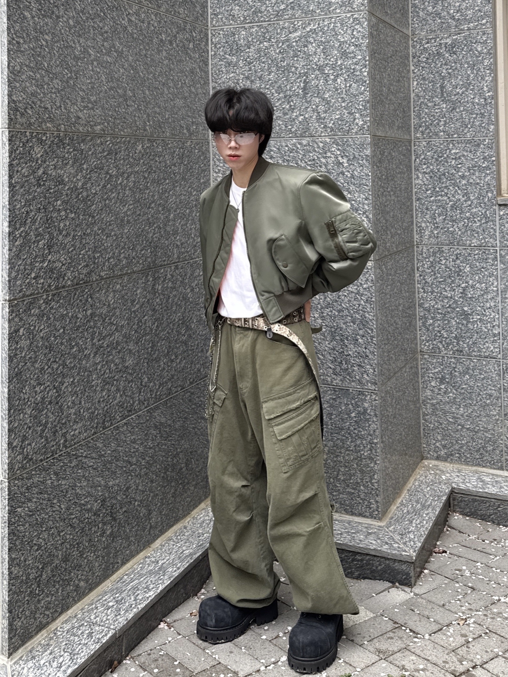 Nonnod Double Pocket Cargo Pants Vintage Khaki, MJD x Kamien Double Hole Belt Oak Brown 착용 스타일 - 4