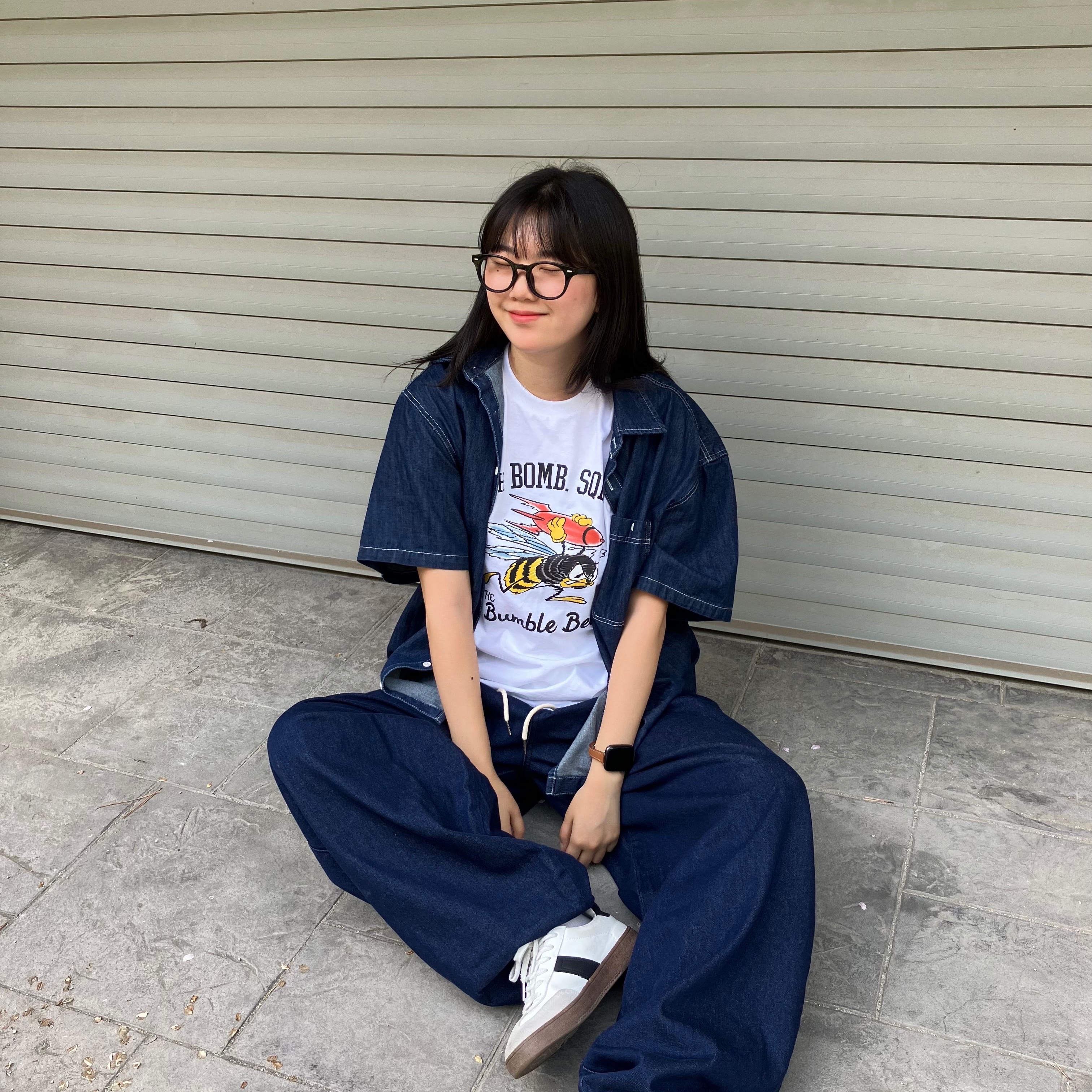 Gildan X American Collection Bumble Bee T-Shirt White 착용 스타일 - 4