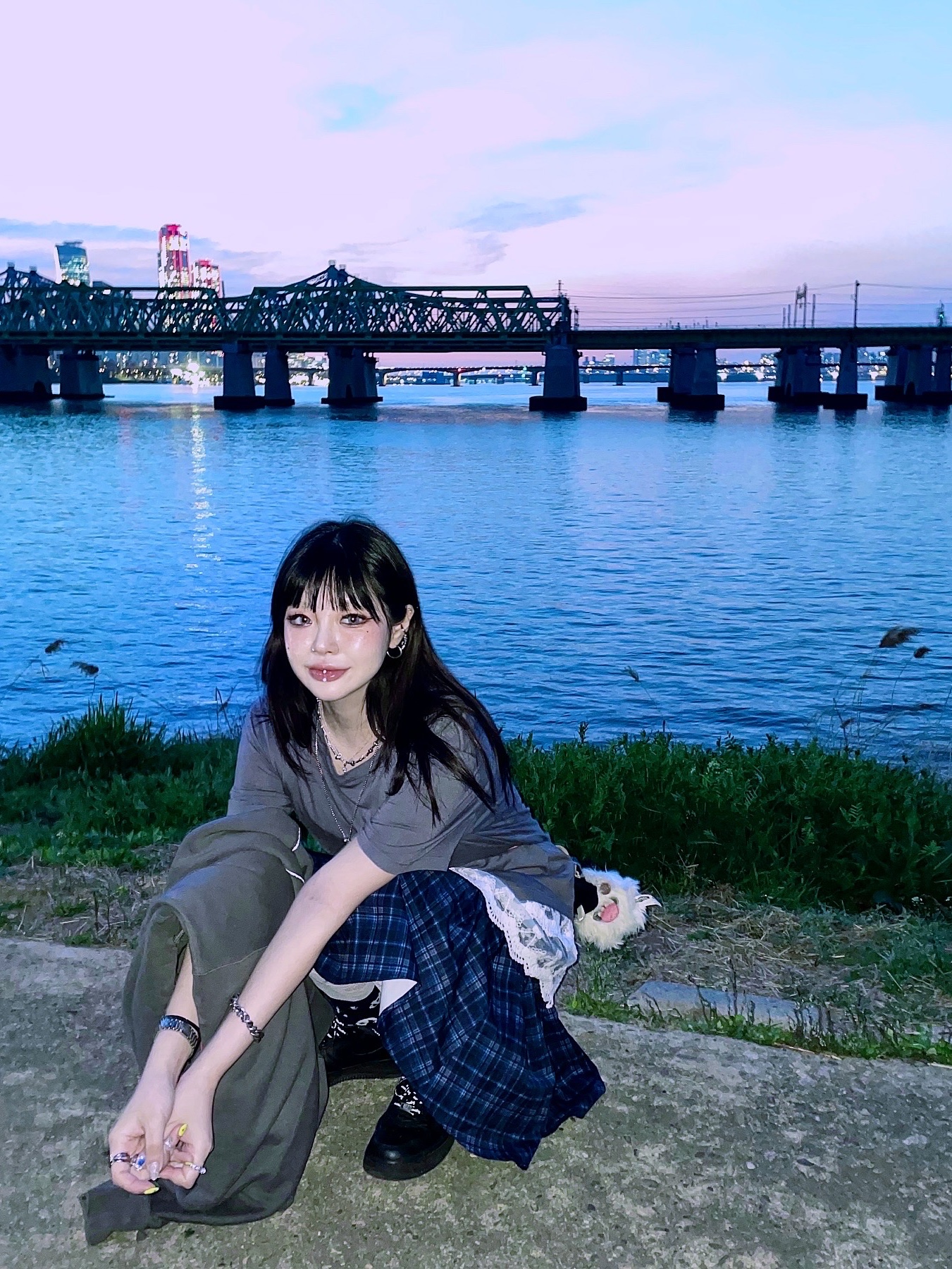 나이키 x 슈프림 에어포스 1 로우 블랙, 휴먼 메이드 밀리터리 카드 케이스 블랙 착용 스타일 - 1