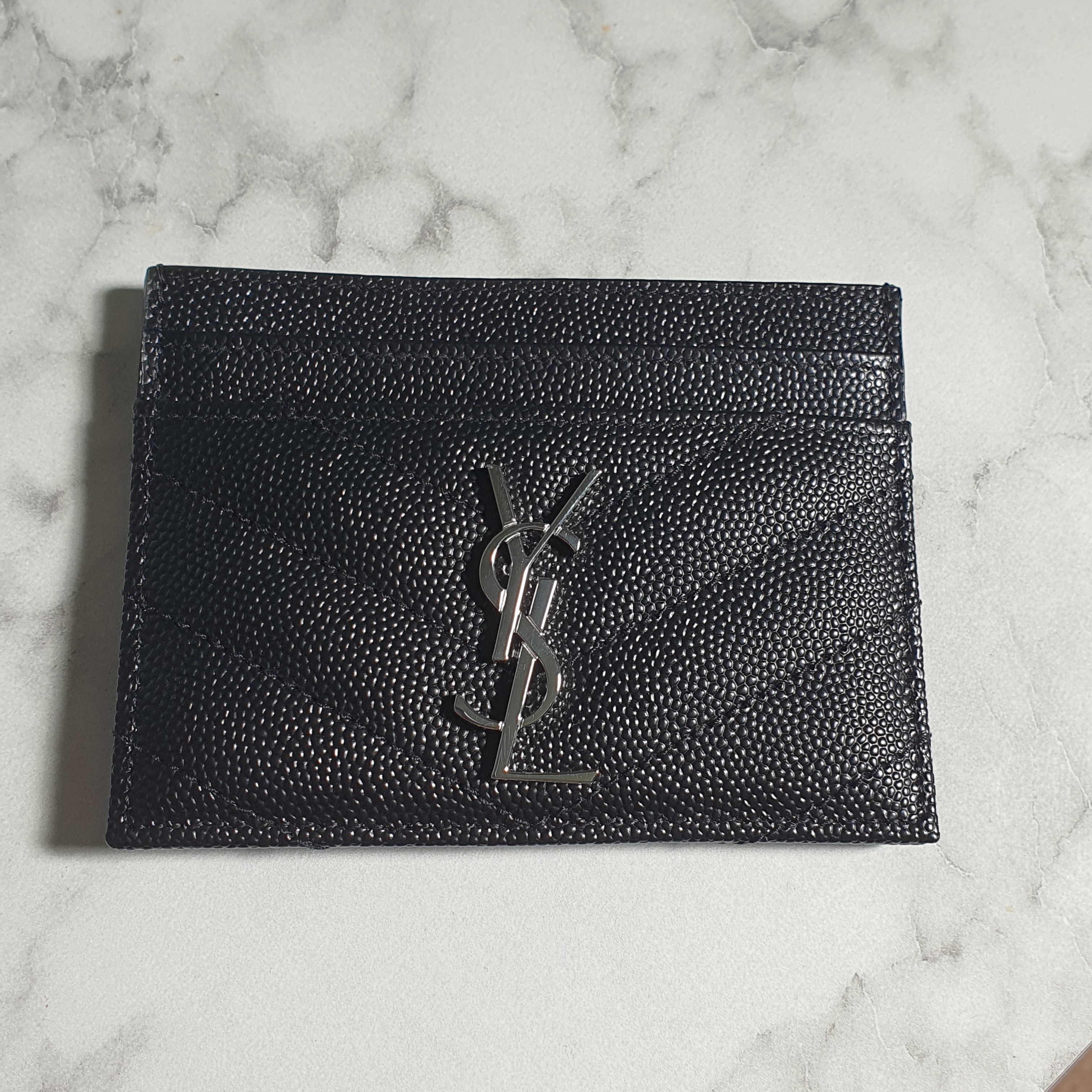 Saint Laurent Cassandre Matelasse Card Case in Grain De Poudre Embossed Leather Black 착용 스타일 - 1