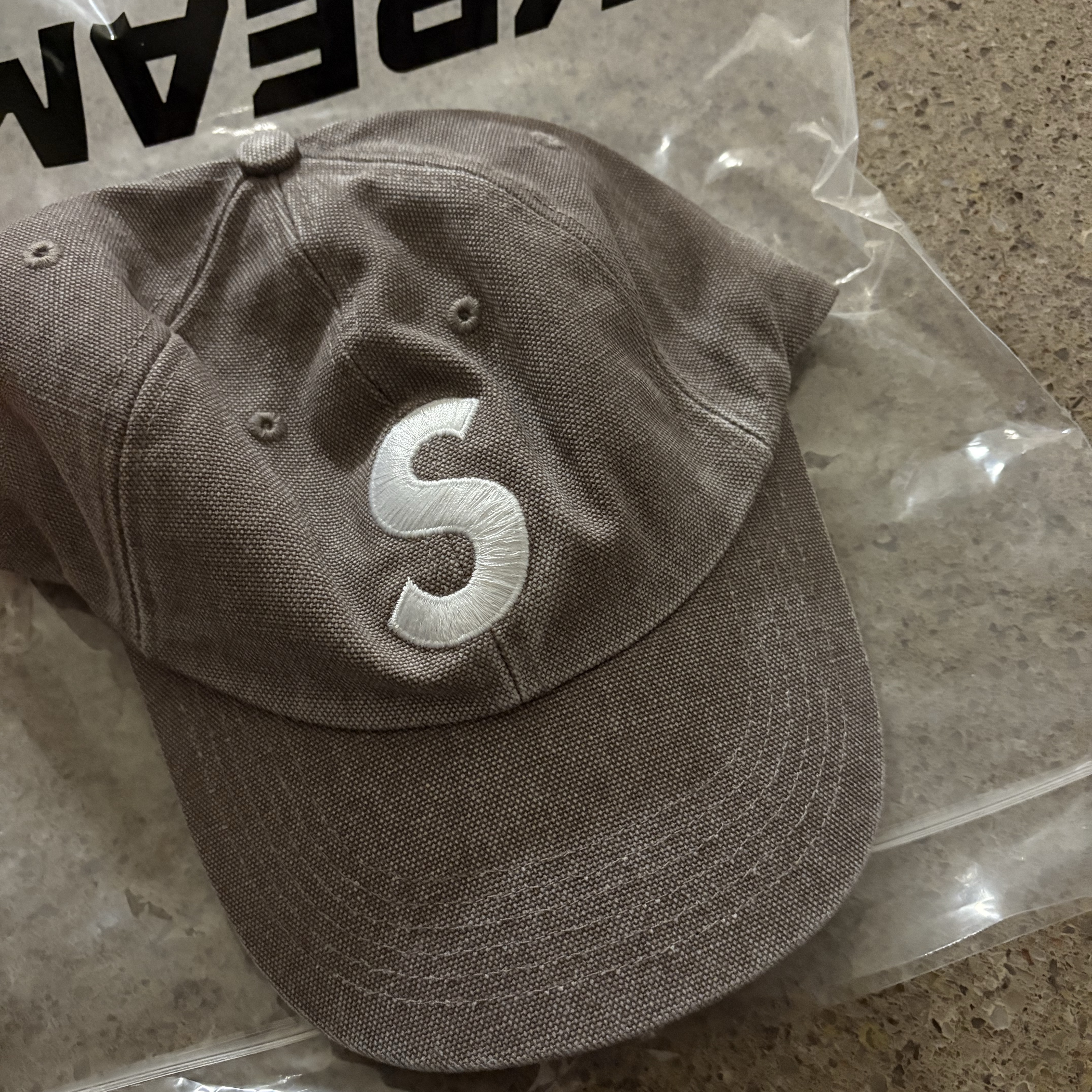 Supreme Pigment S Logo 6-Panel Khaki - 24FW 착용 스타일 - 1