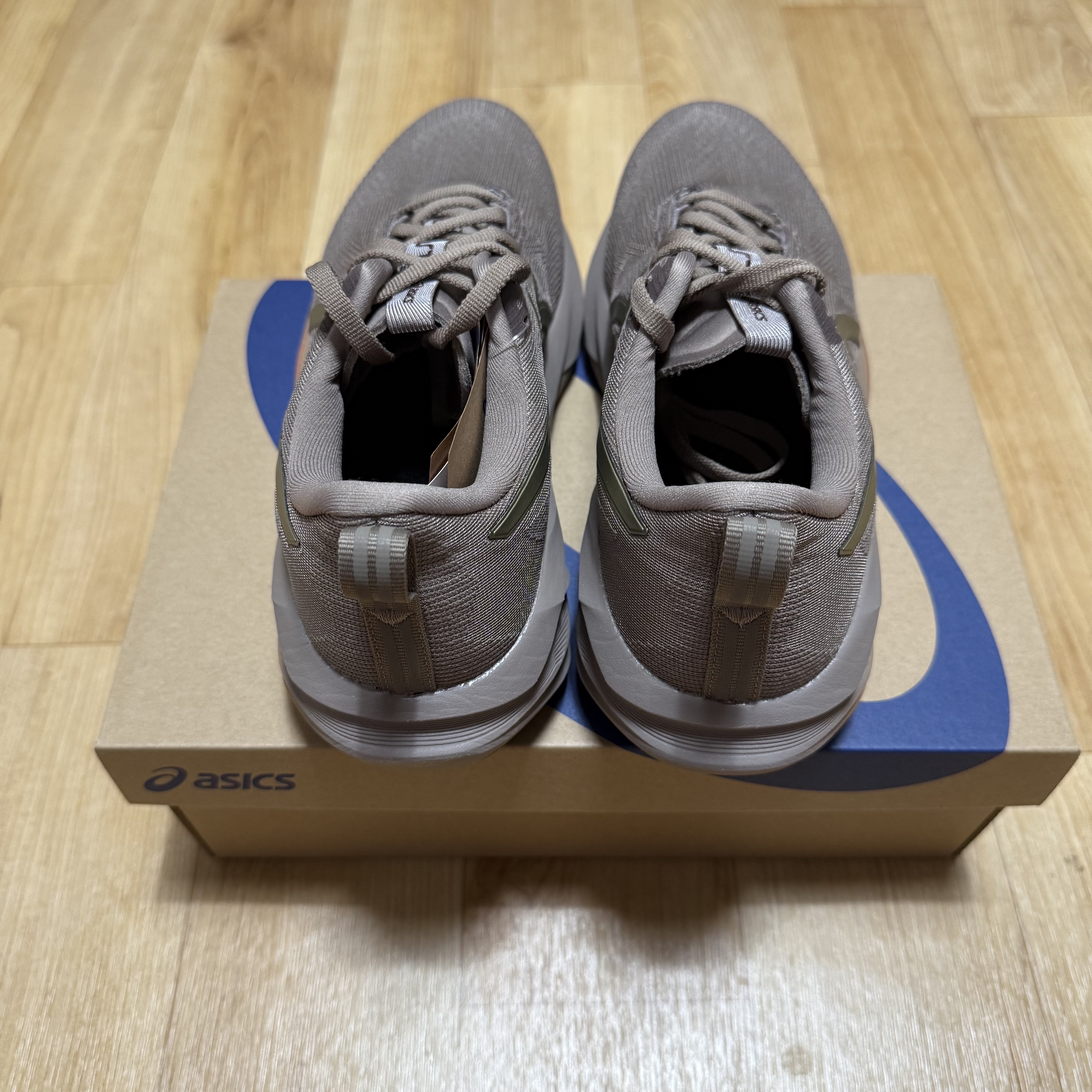 Asics Novablast 5 Luxe Taupe Grey 착용 스타일 - 3