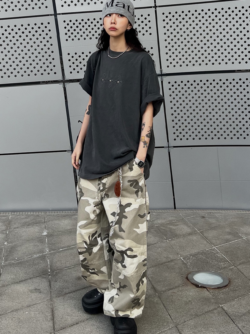 Crocs Stomp Clog Black, Matin Kim Logo Jacquard Short Beanie Grey 착용 스타일 - 2