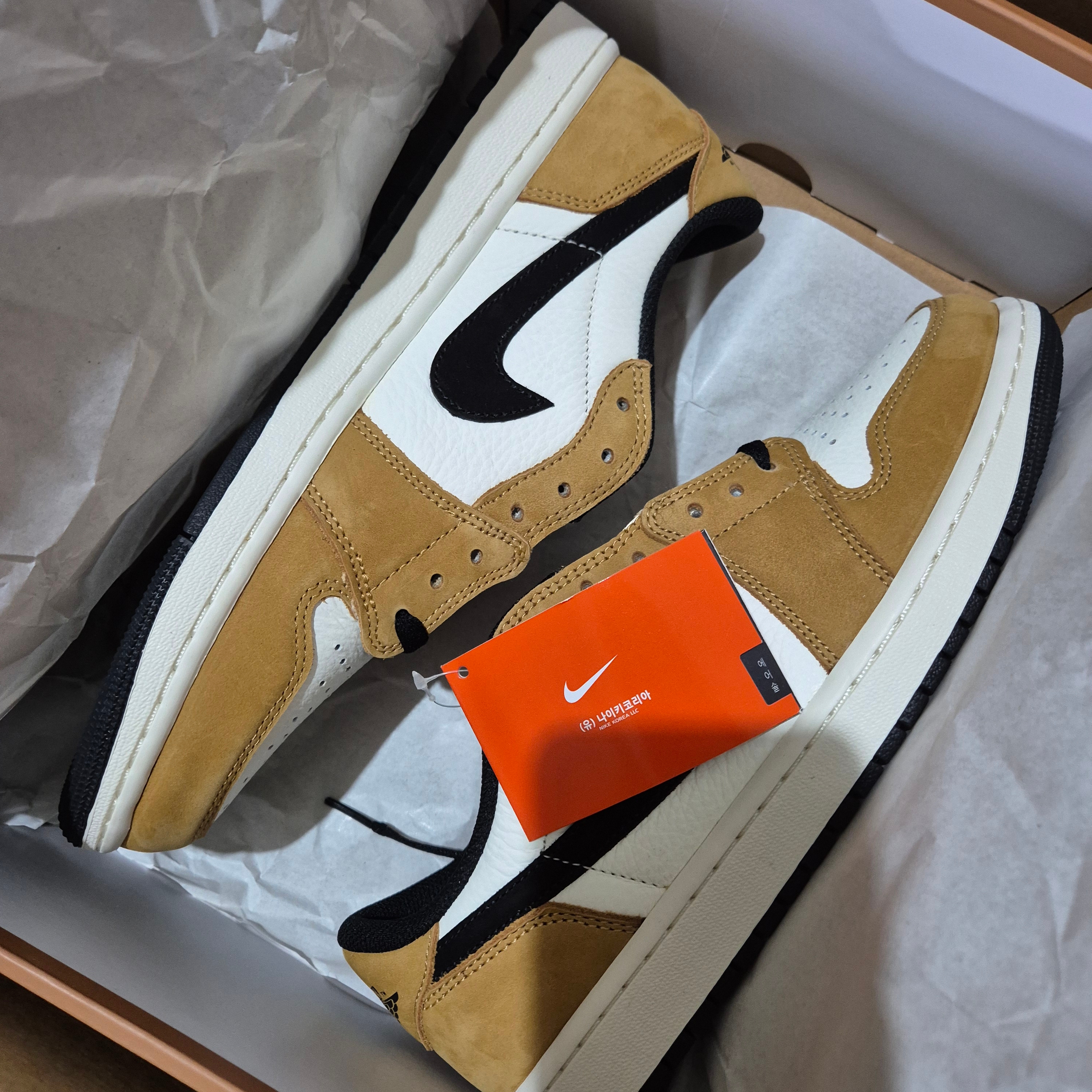 Jordan 1 Low OG Sail and Golden Harvest 착용 스타일 - 4