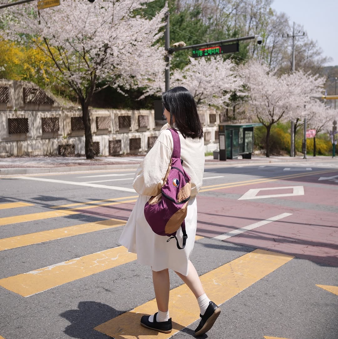 Ticket To The Moon Mini Backpack 15L Plum Hazelnut 착용 스타일